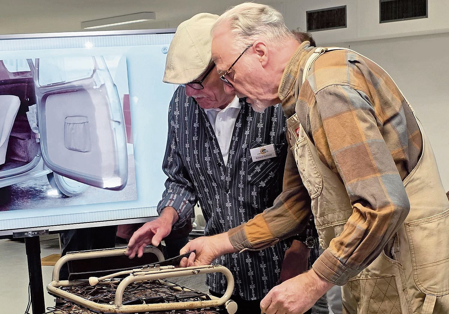 Sattler Rudy Nafzger und Roland Schmid polstern einen Fahrersitz.Bild: zvg Sattler Rudy Nafzger und Roland Schmid polstern einen Fahrersitz.Bild: zvg