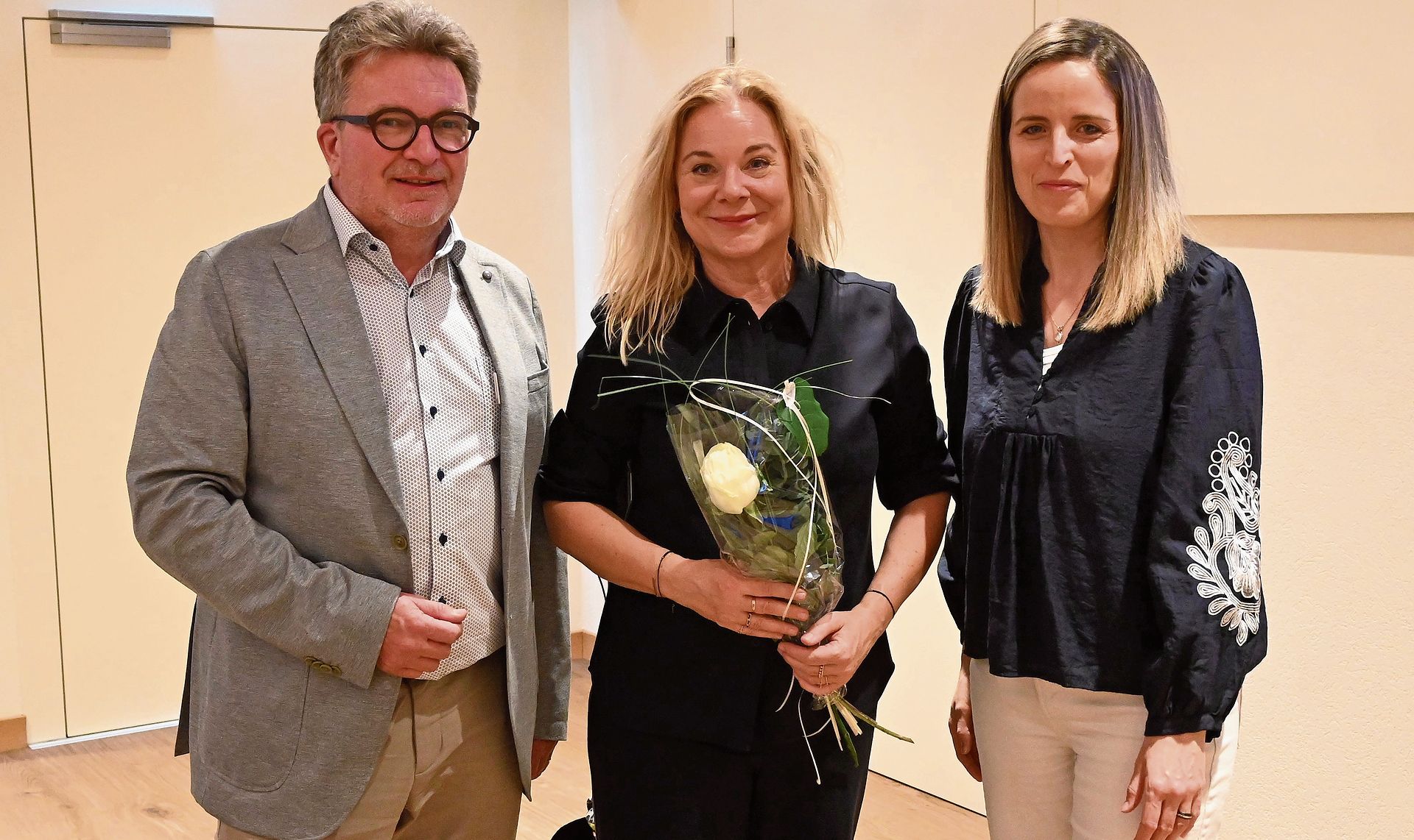 Sennhof-Geschäftsführer Urs Schenker und Stefanie Suter (Fachleiterin Marketing / Kommunikation, rechts) überreichten Anitra Eggler ein kleines Geschenk für ihren tollen Vortrag.
