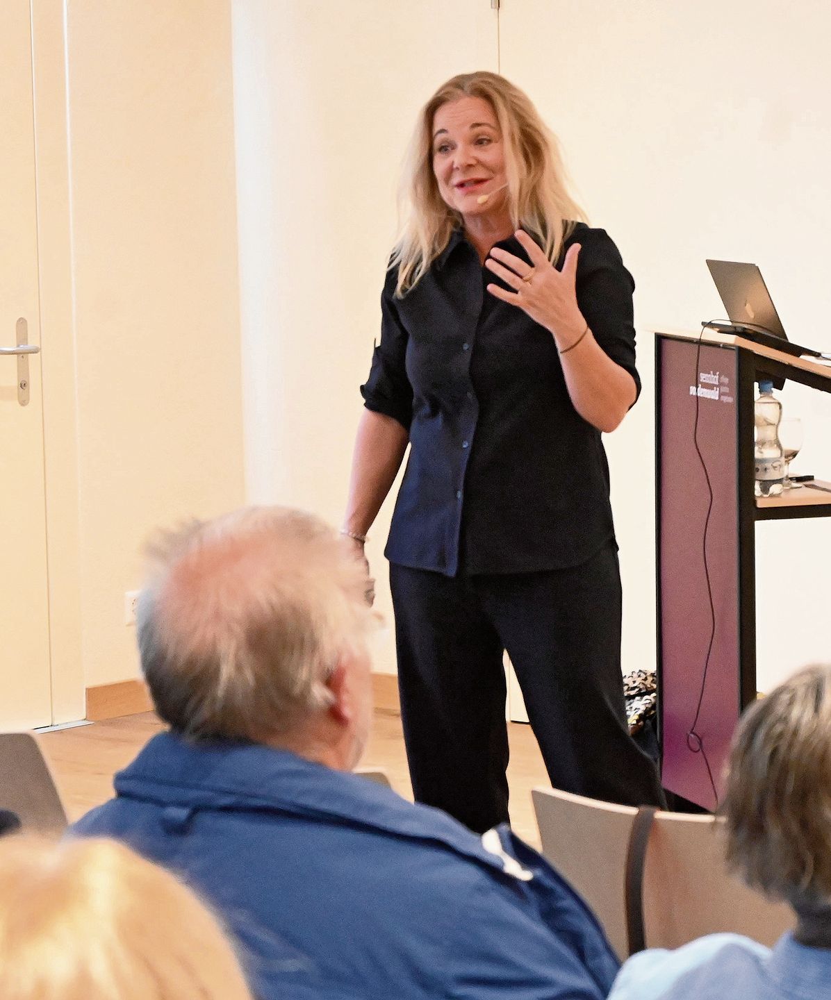 Von der Digitalpionierin zur kritischen Tech-Enthusiastin: Anitra Eggler sprach im Sennhof Klartext.Bilder: Thomas Fürst
