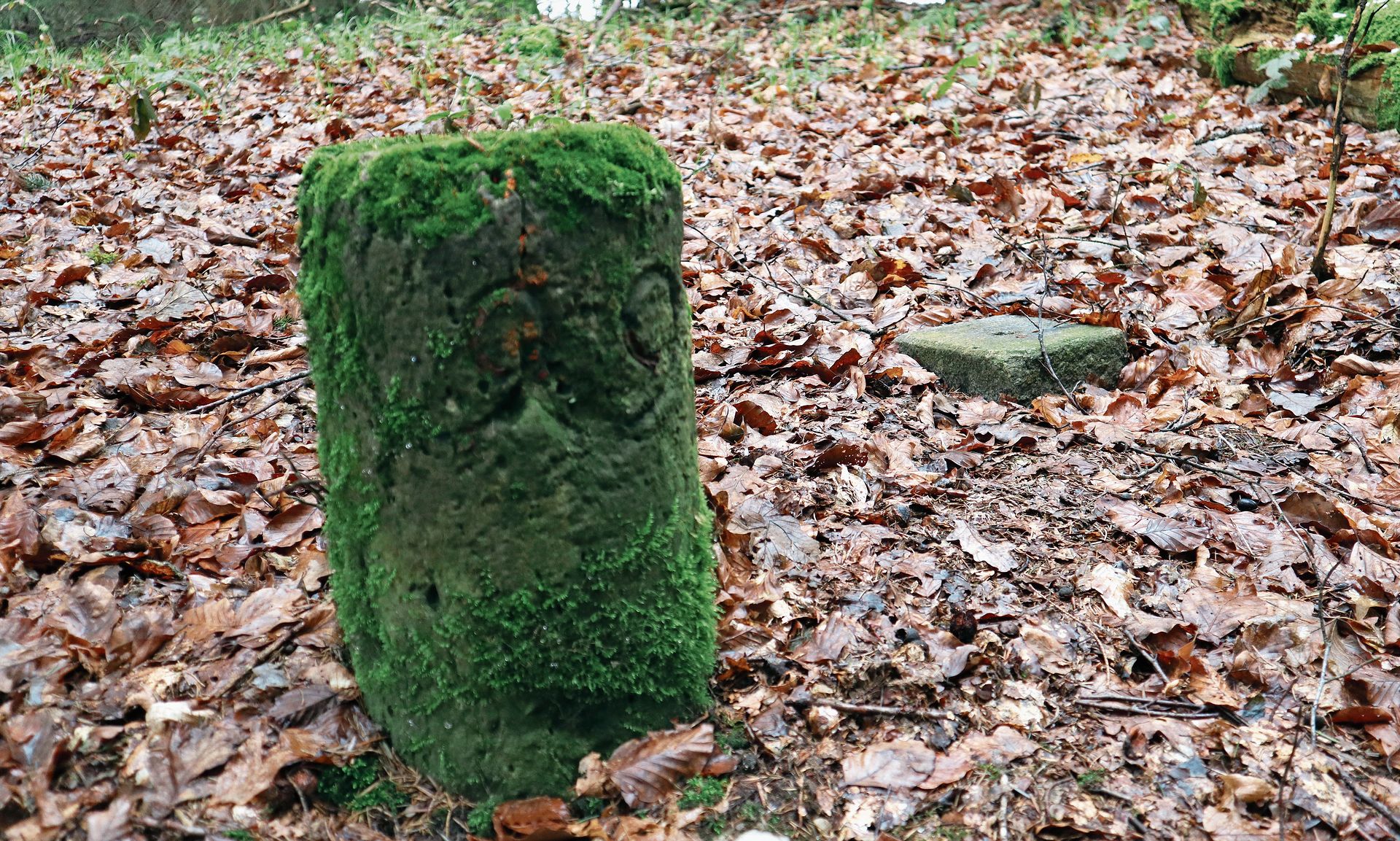 Alter und neuer Markstein am Dreifachgrenzpunkt Mühlethal-Oftringen-Safenwil.Bilder: zvg Alter und neuer Markstein am Dreifachgrenzpunkt Mühlethal-Oftringen-Safenwil.Bilder: zvg