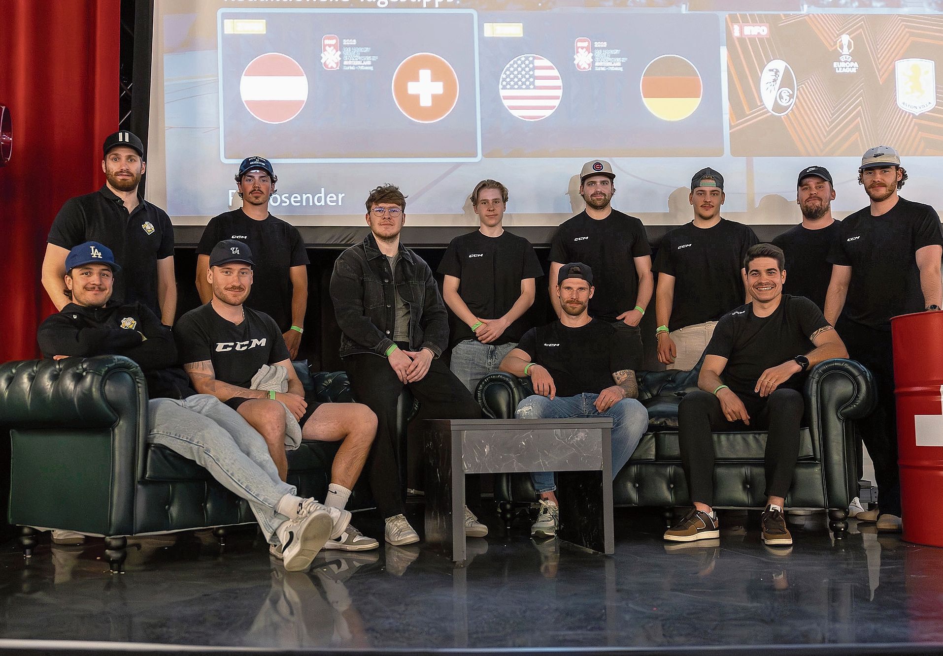 Ein Dutzend Spieler des EHC Olten verfolgten das Spiel (v,l,): Fadri Riatsch, Simon Sterchi, Dominic Weder, Devin Stehli, Gianluca Burger, Philemon Baumann, Patrick Obrist, Gian Janett, David Brodecky, Silvan Wyss, Material-Manager Alex Vanhala und J Ein Dutzend Spieler des EHC Olten verfolgten das Spiel (v,l,): Fadri Riatsch, Simon Sterchi, Dominic Weder, Devin Stehli, Gianluca Burger, Philemon Baumann, Patrick Obrist, Gian Janett, David Brodecky, Silvan Wyss, Material-Manager Alex Vanhala und Janis Elsener.