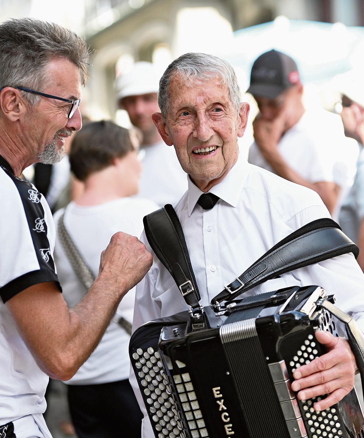 Hans Bühler (rechts) pflegt auch noch im Alter von 91 Jahren seine Liebe zur Handorgel. Hans Bühler (rechts) pflegt auch noch im Alter von 91 Jahren seine Liebe zur Handorgel.