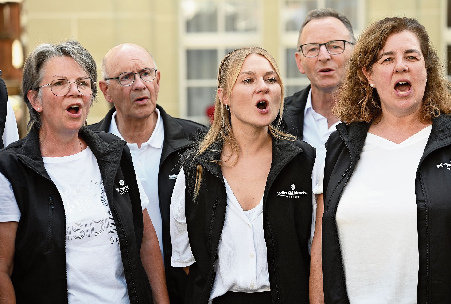 Die Zofinger Jodlerinnen und Jodler begeisterten das Publikum vor der Markthalle.Bilder: Manuel Arnold Die Zofinger Jodlerinnen und Jodler begeisterten das Publikum vor der Markthalle.Bilder: Manuel Arnold