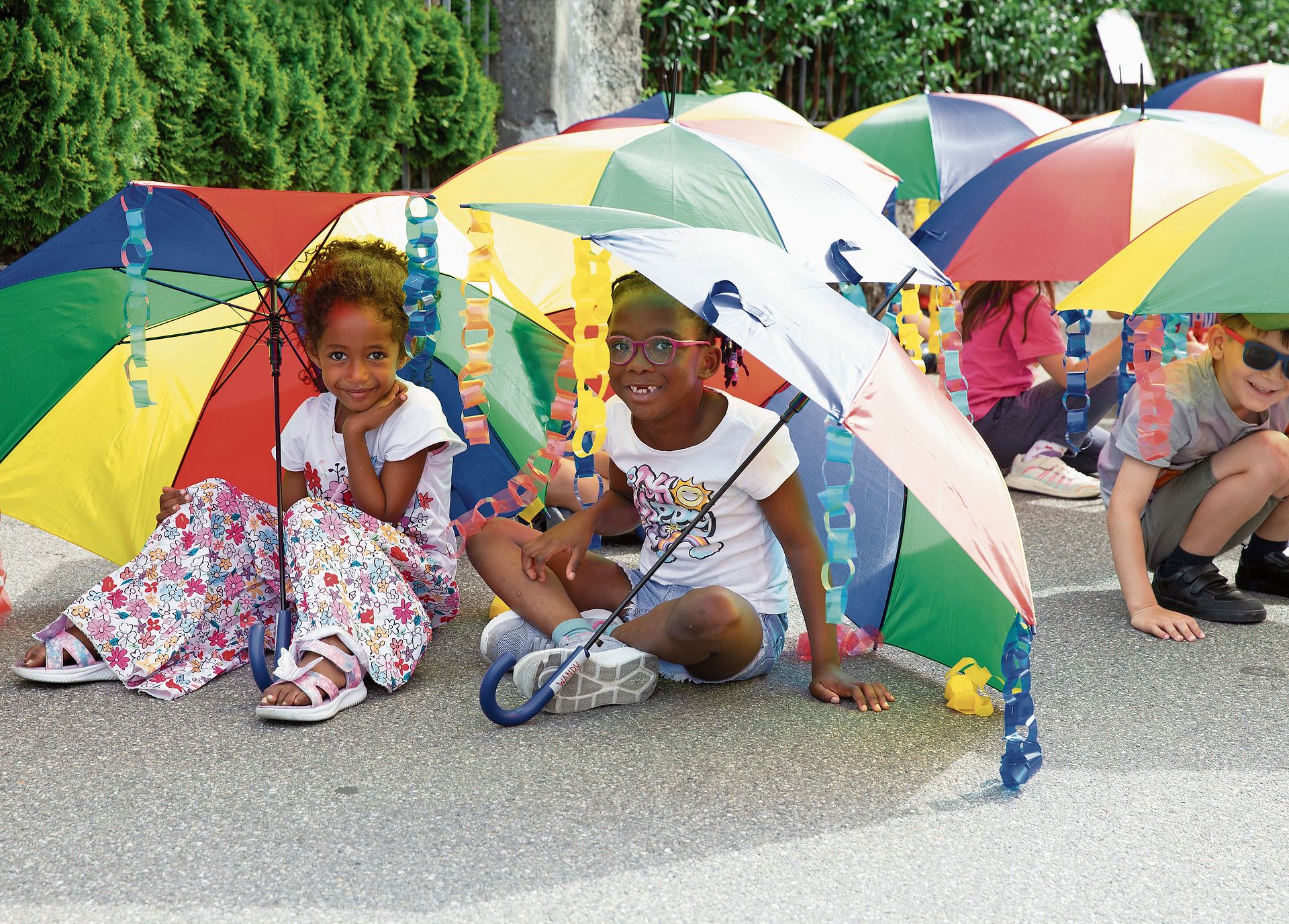 Den farbigen Regenschirm konnten die Kinder gekonnt als Sonnenschirm nutzen. Den farbigen Regenschirm konnten die Kinder gekonnt als Sonnenschirm nutzen.