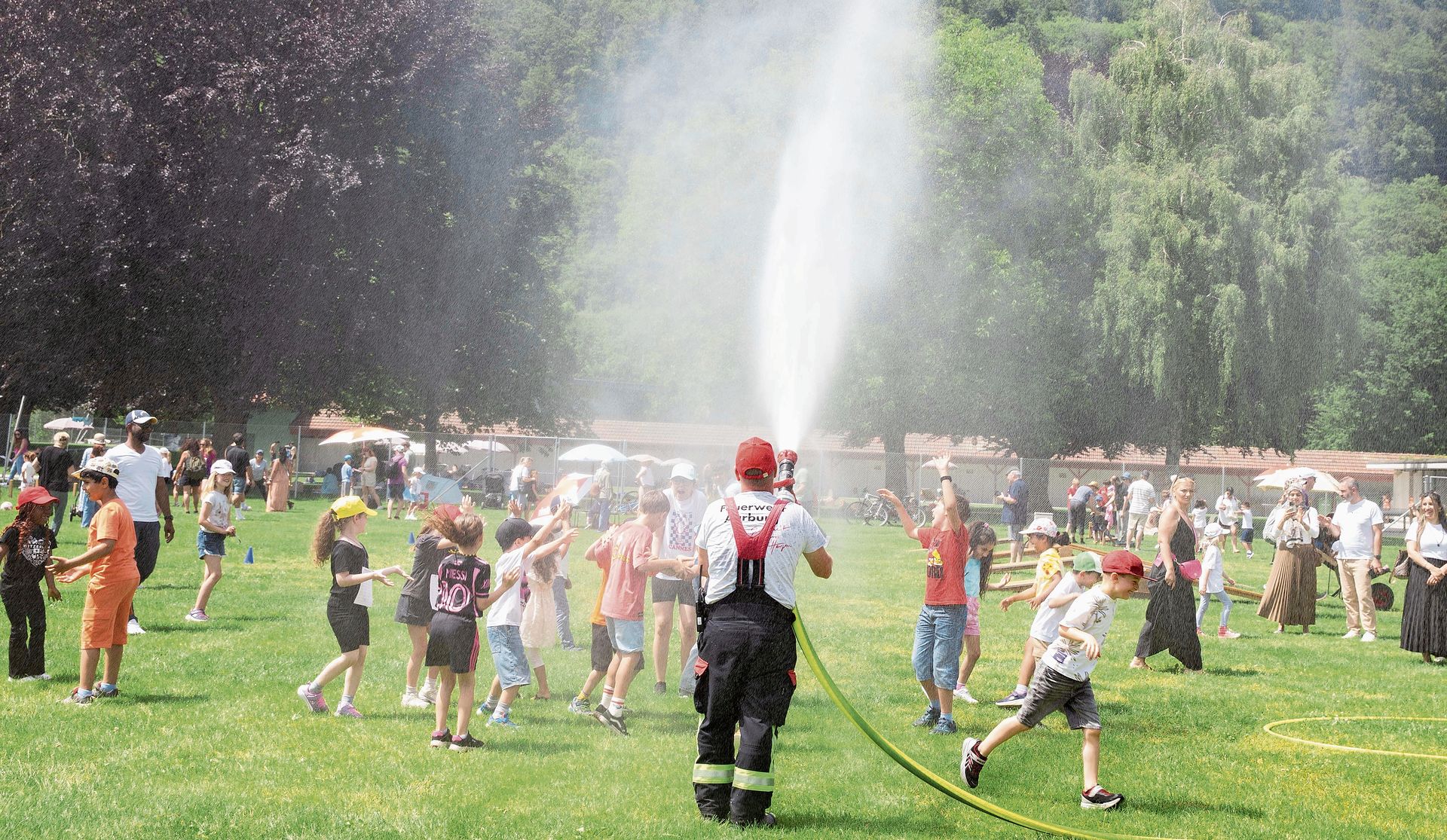 Die Feuerwehr sorgte auf dem Badiplatz für Abkühlung. Die Feuerwehr sorgte auf dem Badiplatz für Abkühlung.