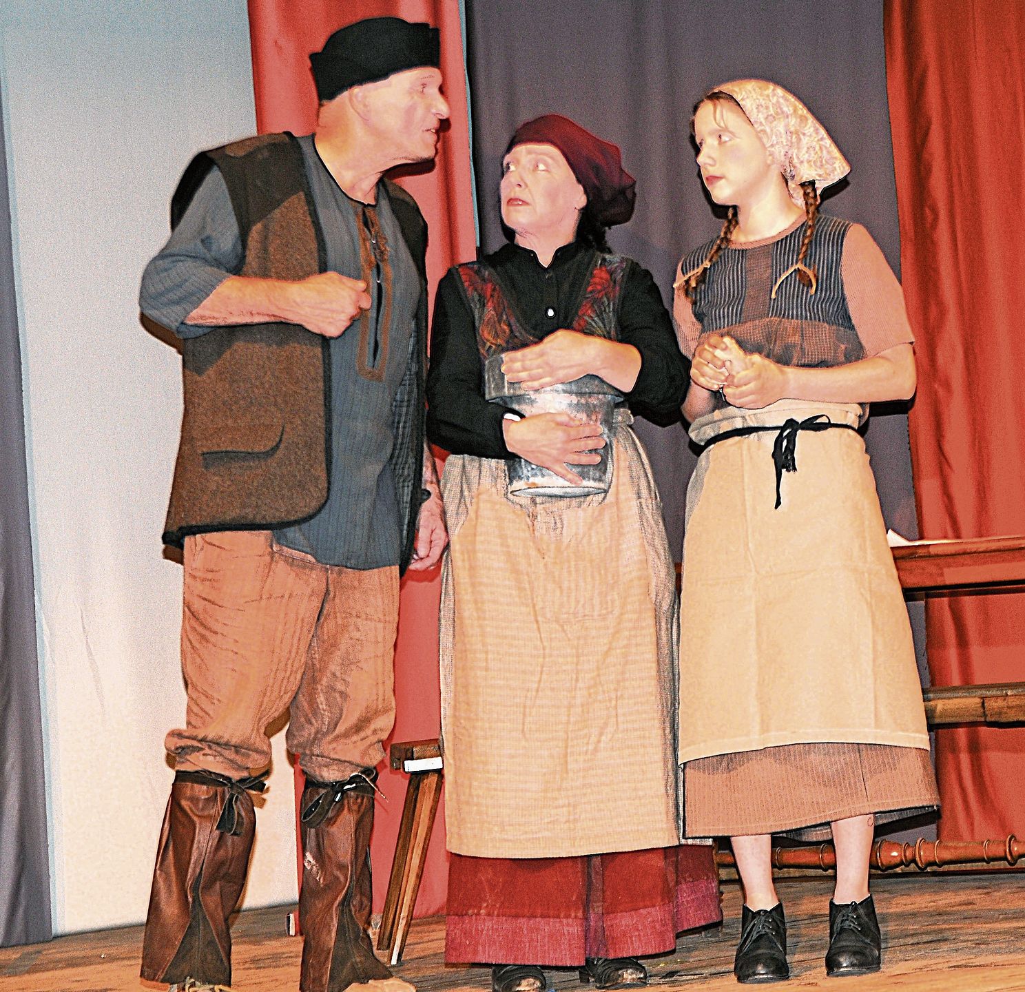 Finden die fahrende Händlerin (Karin Longobardi) und ihre Tochter (Alessia Schlatter, rechts) im Wirt (Willy Gloor) einen Abnehmer? Finden die fahrende Händlerin (Karin Longobardi) und ihre Tochter (Alessia Schlatter, rechts) im Wirt (Willy Gloor) einen Abnehmer?
