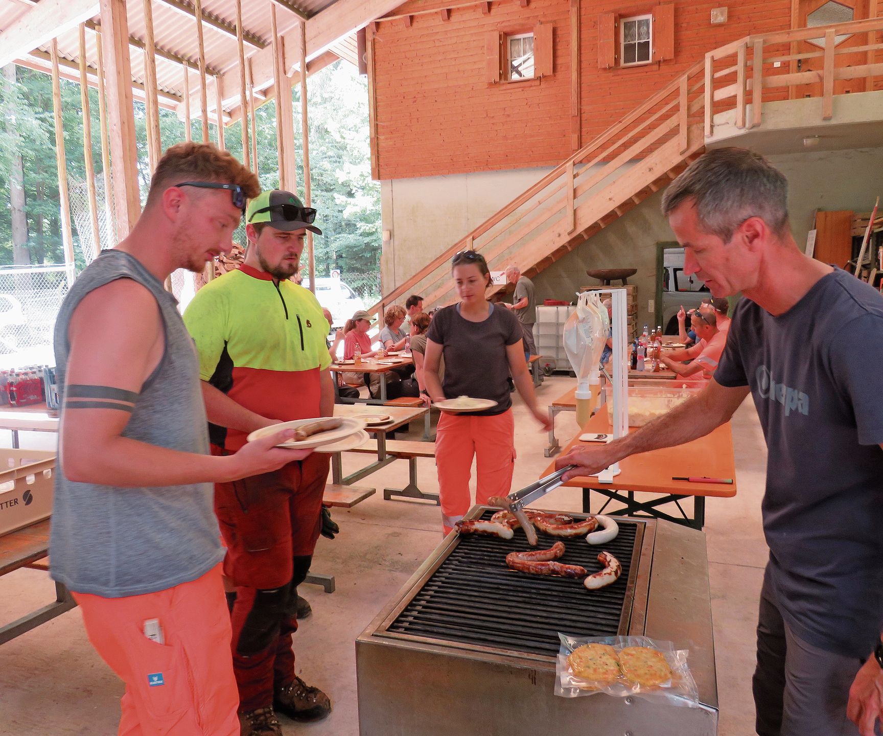 Nach getaner Arbeit wartet für die Helferinnen und Helfer ein gratis Mittagessen im Forstwerkhof Rothrist.Bild: Archiv Peter Fürst Nach getaner Arbeit wartet für die Helferinnen und Helfer ein gratis Mittagessen im Forstwerkhof Rothrist.Bild: Archiv Peter Fürst