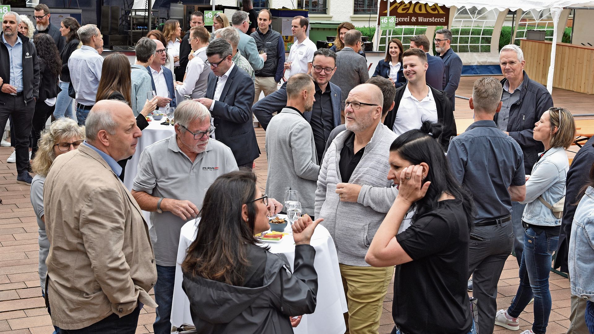 Veranstalter, Aussteller und Gäste stimmten sich mit einem Apéro gemeinsam auf die dreitägige Gewerbeausstellung SAGA26 ein. Veranstalter, Aussteller und Gäste stimmten sich mit einem Apéro gemeinsam auf die dreitägige Gewerbeausstellung SAGA26 ein.