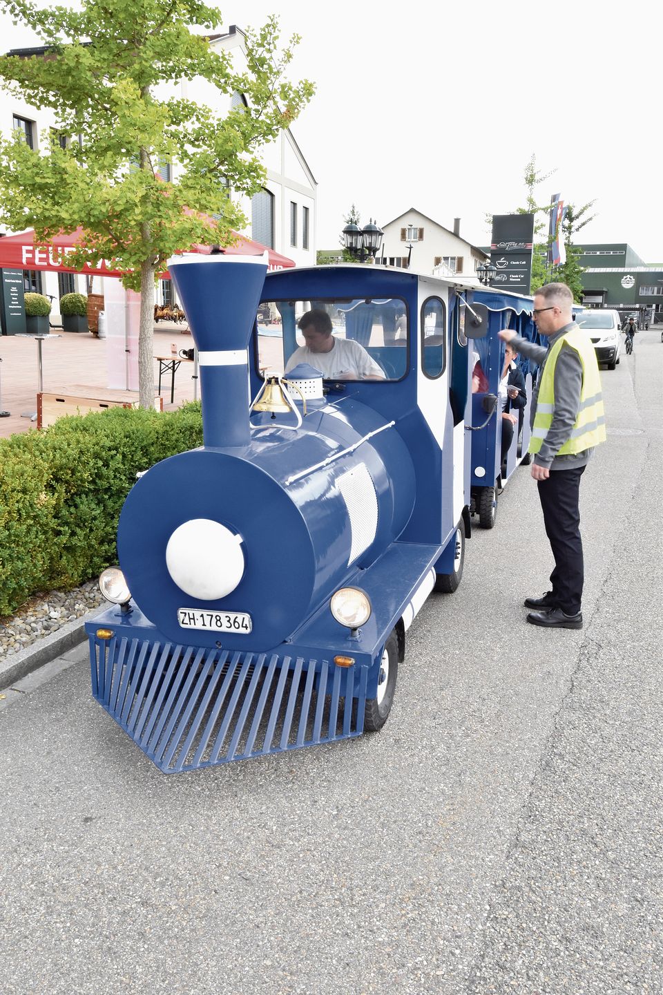 Rundfahrt mit der Bimmelbahn durch das Zentrallager der Emil Frey Betriebs AG. Rundfahrt mit der Bimmelbahn durch das Zentrallager der Emil Frey Betriebs AG.