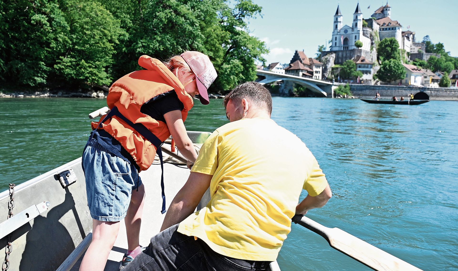 Unter fachkundiger Anleitung übernahm die kleine Johanna das Ruder. bilder: Manuel Arnold Unter fachkundiger Anleitung übernahm die kleine Johanna das Ruder. bilder: Manuel Arnold