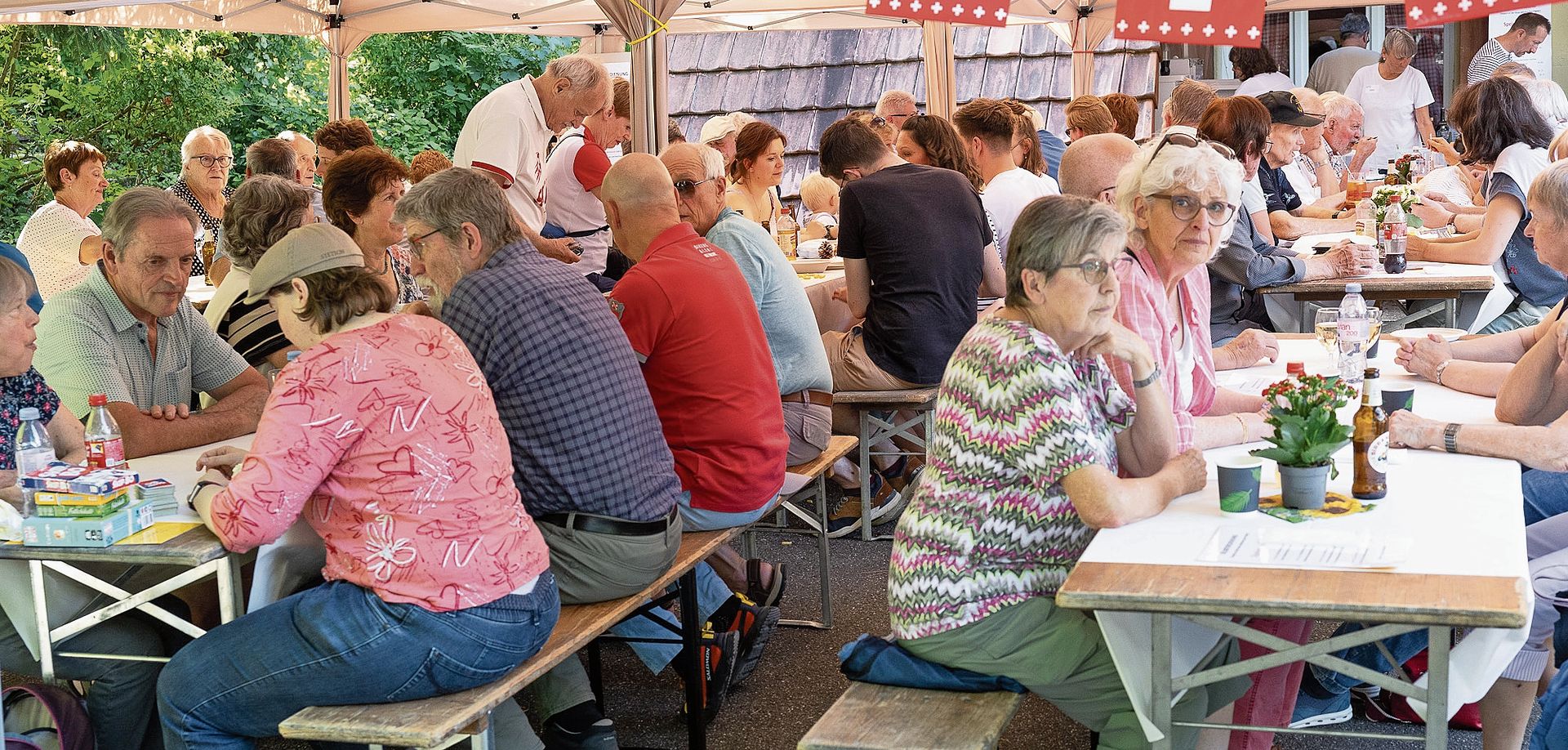 Die Festbänke füllten sich stetig mit Gästen. Die Festbänke füllten sich stetig mit Gästen.
