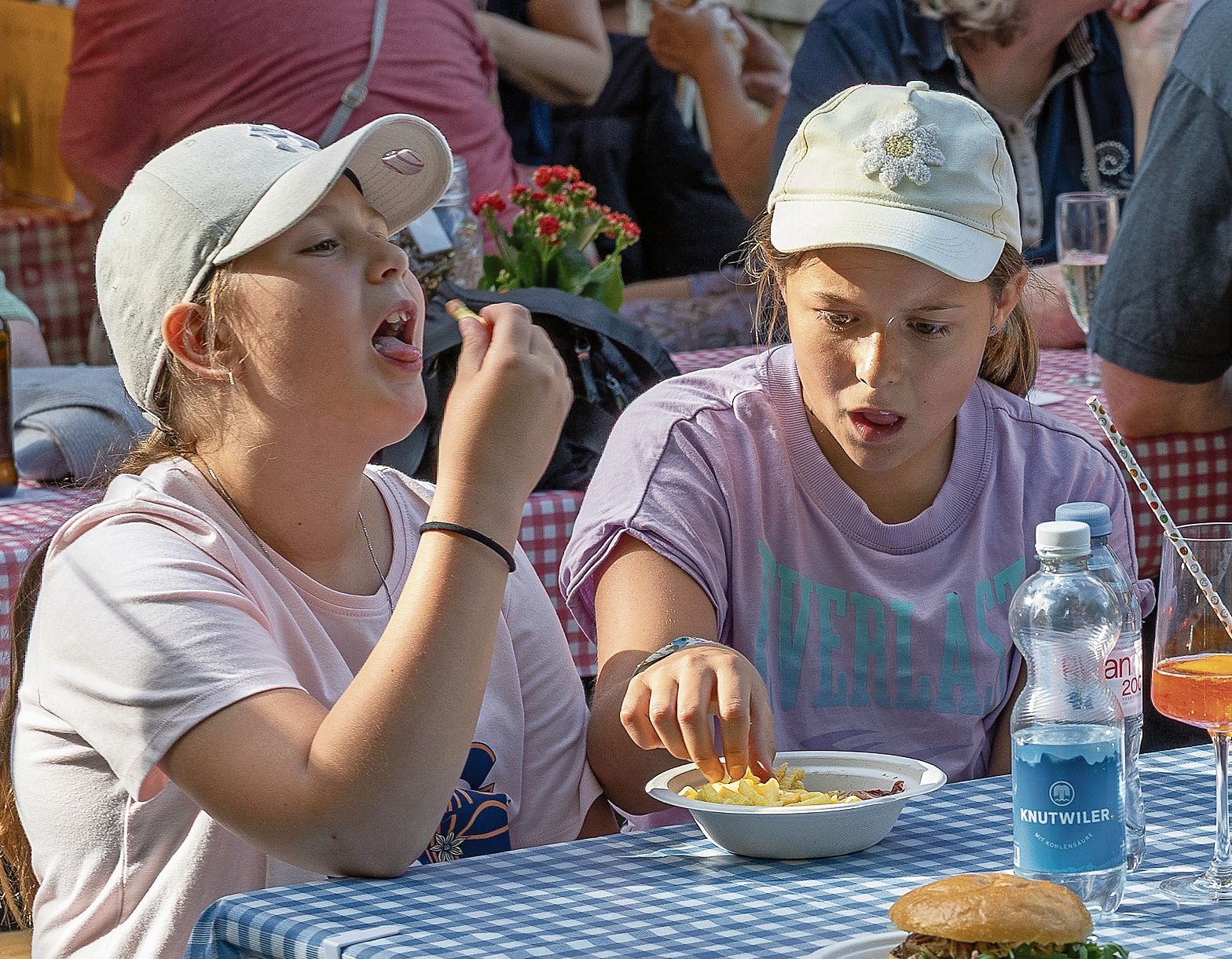 Die Pommes frites scheinen den beiden Jungs zu schmecken. Die Pommes frites scheinen den beiden Jungs zu schmecken.