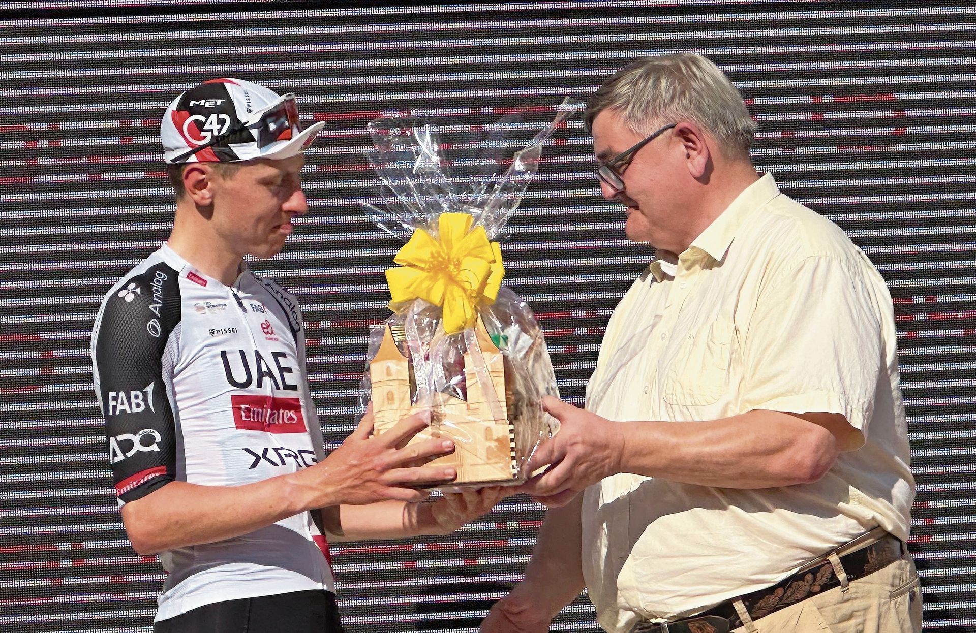 Der Aarburger Stadtpräsident Hans-Ulrich Schär (rechts) überreicht Radsportler Tadej Pogačar ein Aarburger Geschenk. Bild: Janine Müller Der Aarburger Stadtpräsident Hans-Ulrich Schär (rechts) überreicht Radsportler Tadej Pogačar ein Aarburger Geschenk. Bild: Janine Müller