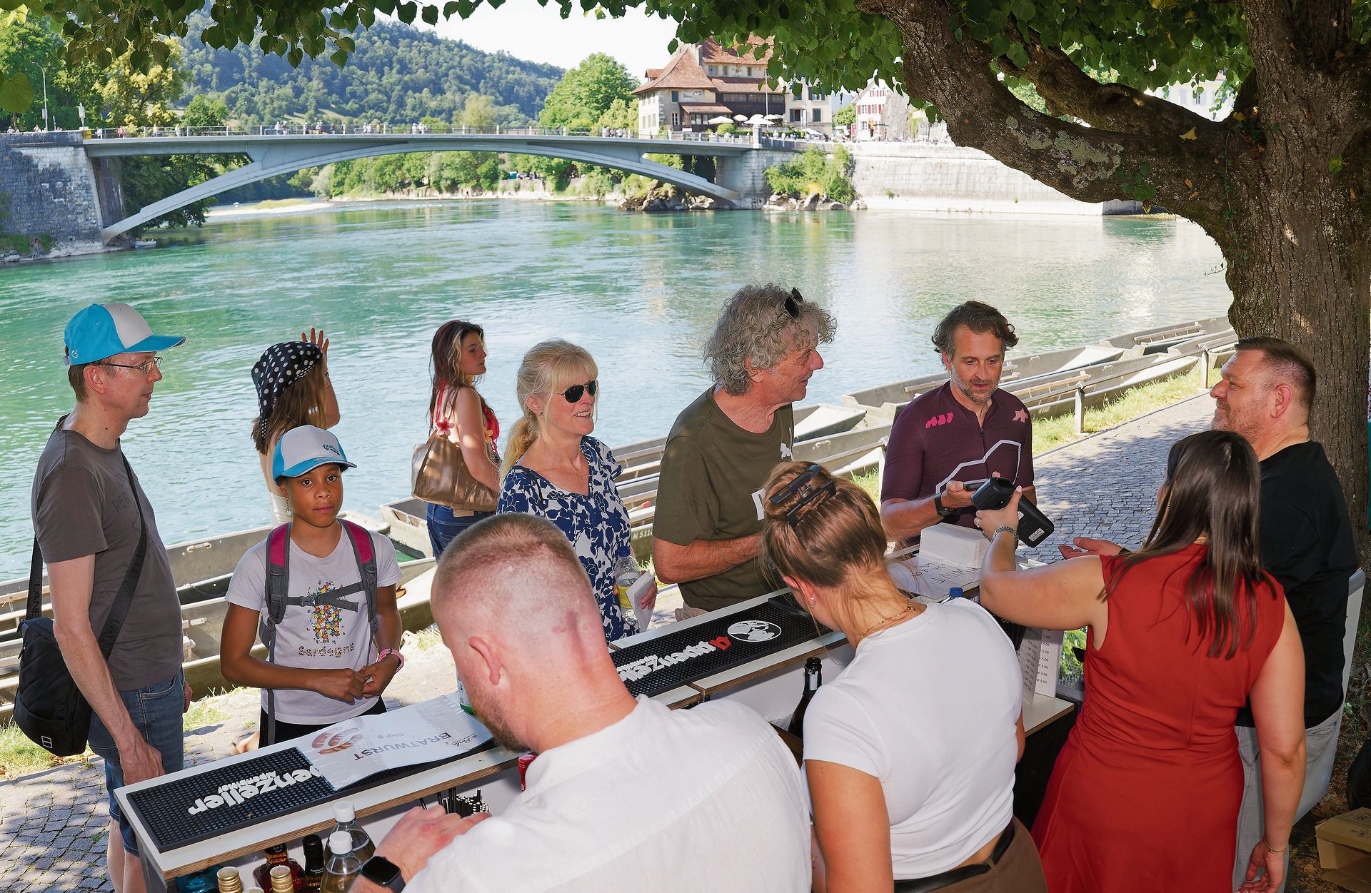 Eine Bratwurst und Schatten waren gleich zwei Gründe, um an der «Woog» zu verweilen.Bilder: André Albrecht Eine Bratwurst und Schatten waren gleich zwei Gründe, um an der «Woog» zu verweilen.Bilder: André Albrecht