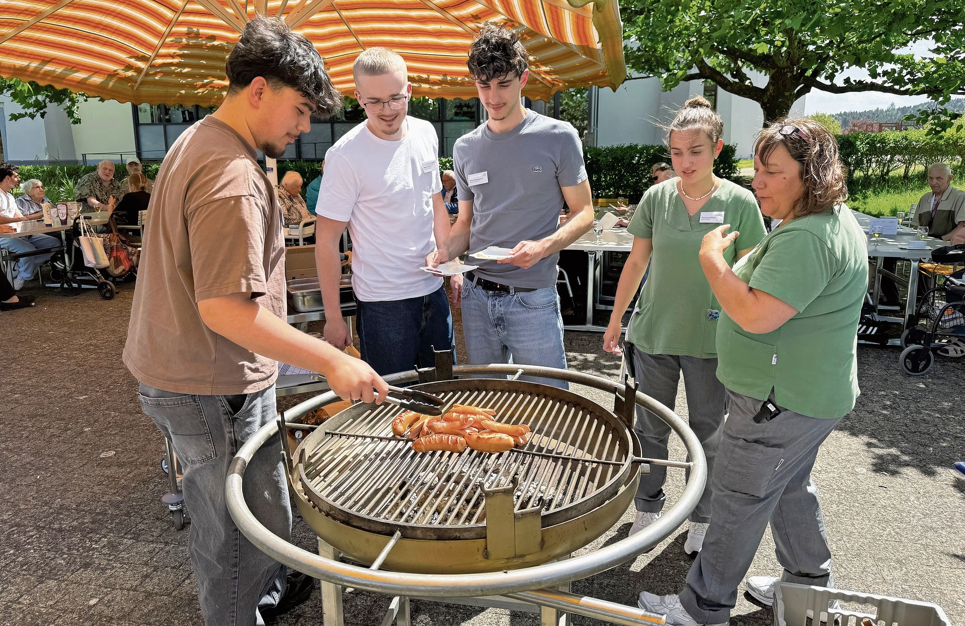 Beim Grillnachmittag fand ein wertvoller Austausch zwischen den Lernenden und den Bewohnern statt. Beim Grillnachmittag fand ein wertvoller Austausch zwischen den Lernenden und den Bewohnern statt.