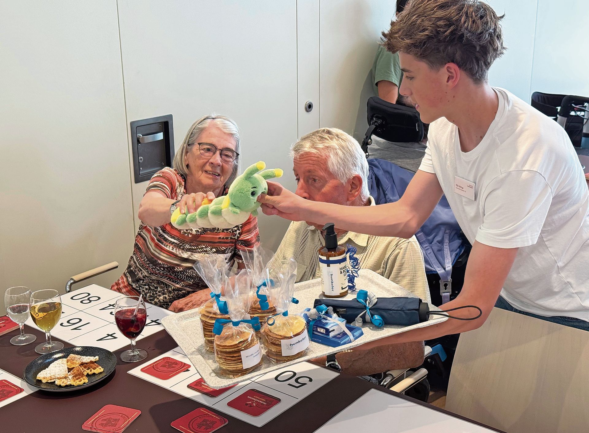 Die jungen Menschen unterstützen beim beliebten Lotto-Nachmittag.Bilder: Astrid Bär Die jungen Menschen unterstützen beim beliebten Lotto-Nachmittag.Bilder: Astrid Bär
