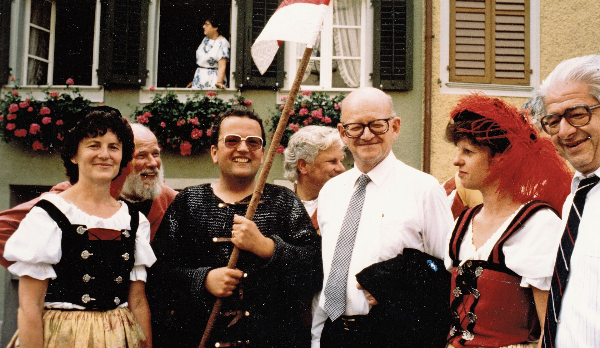 Bundespräsident Alphons Egli (mit grauer Krawatte) stattete der Stadtkompanie 1986 beim Festakt in Sempach einen Besuch ab.Bilder: zvG