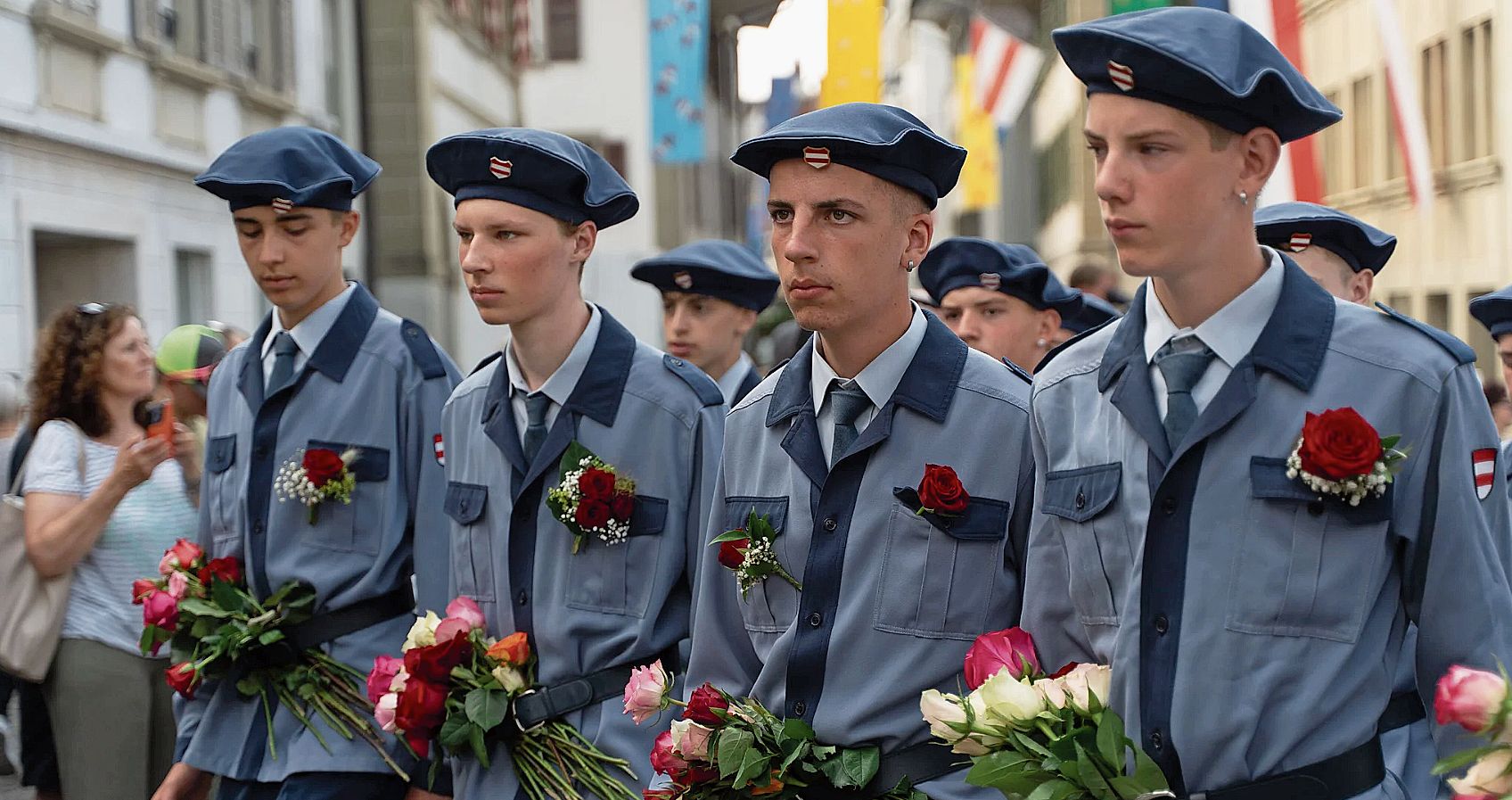 Im Taillengürtel stecken die Kadetten die geschenkten Rosen fest.Bild: Archiv Raphaël Dupain Im Taillengürtel stecken die Kadetten die geschenkten Rosen fest.Bild: Archiv Raphaël Dupain