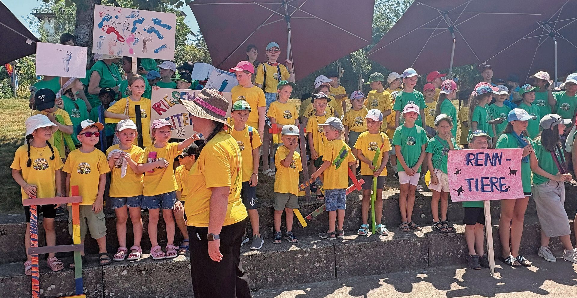 Die Kinder machen sich auf dem roten Platz für das Kinderfestlied bereit. Die Kinder machen sich auf dem roten Platz für das Kinderfestlied bereit.
