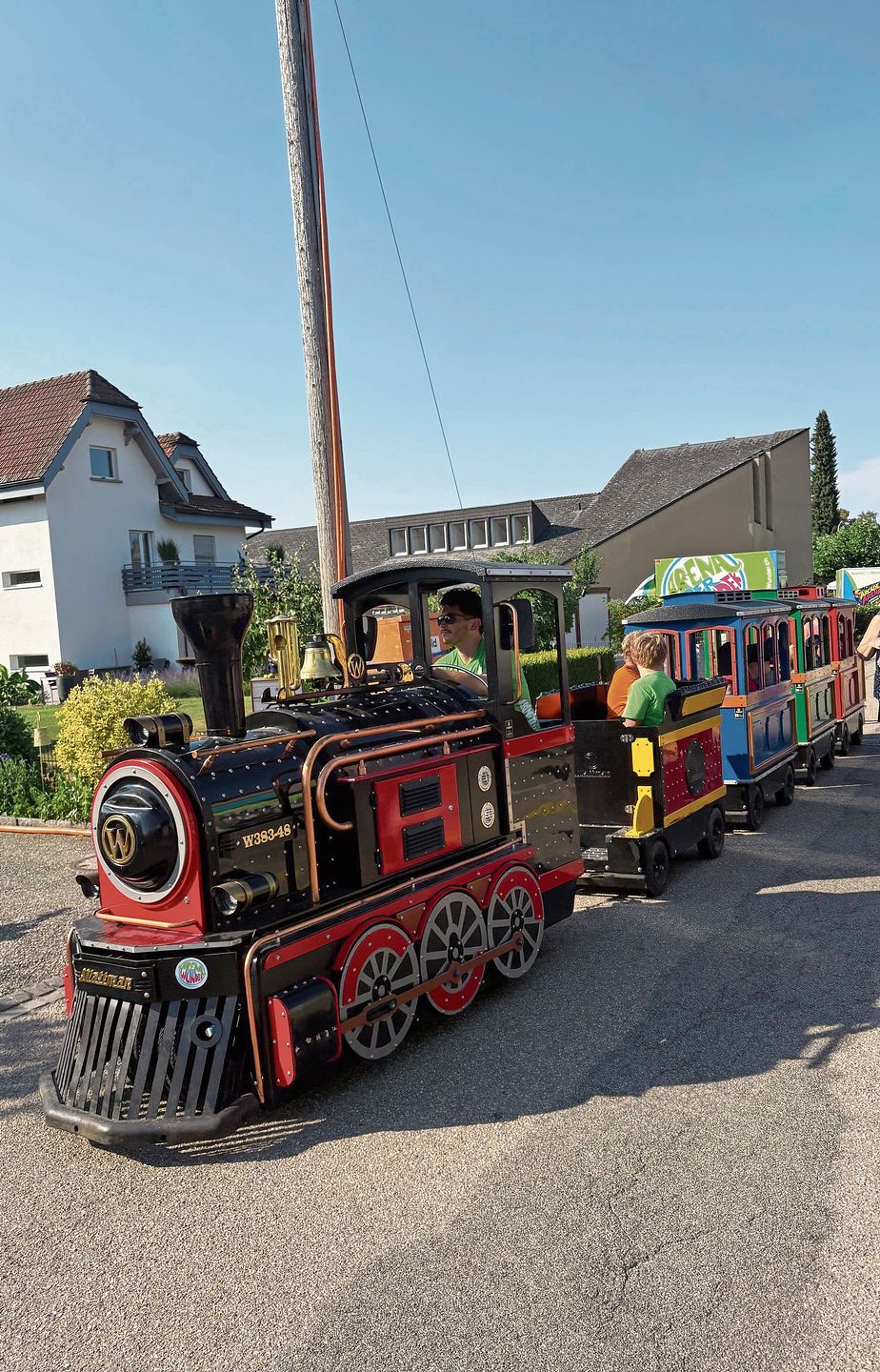 Die Minieisenbahn fährt die Kinder am Festgelände entlang. Die Minieisenbahn fährt die Kinder am Festgelände entlang.
