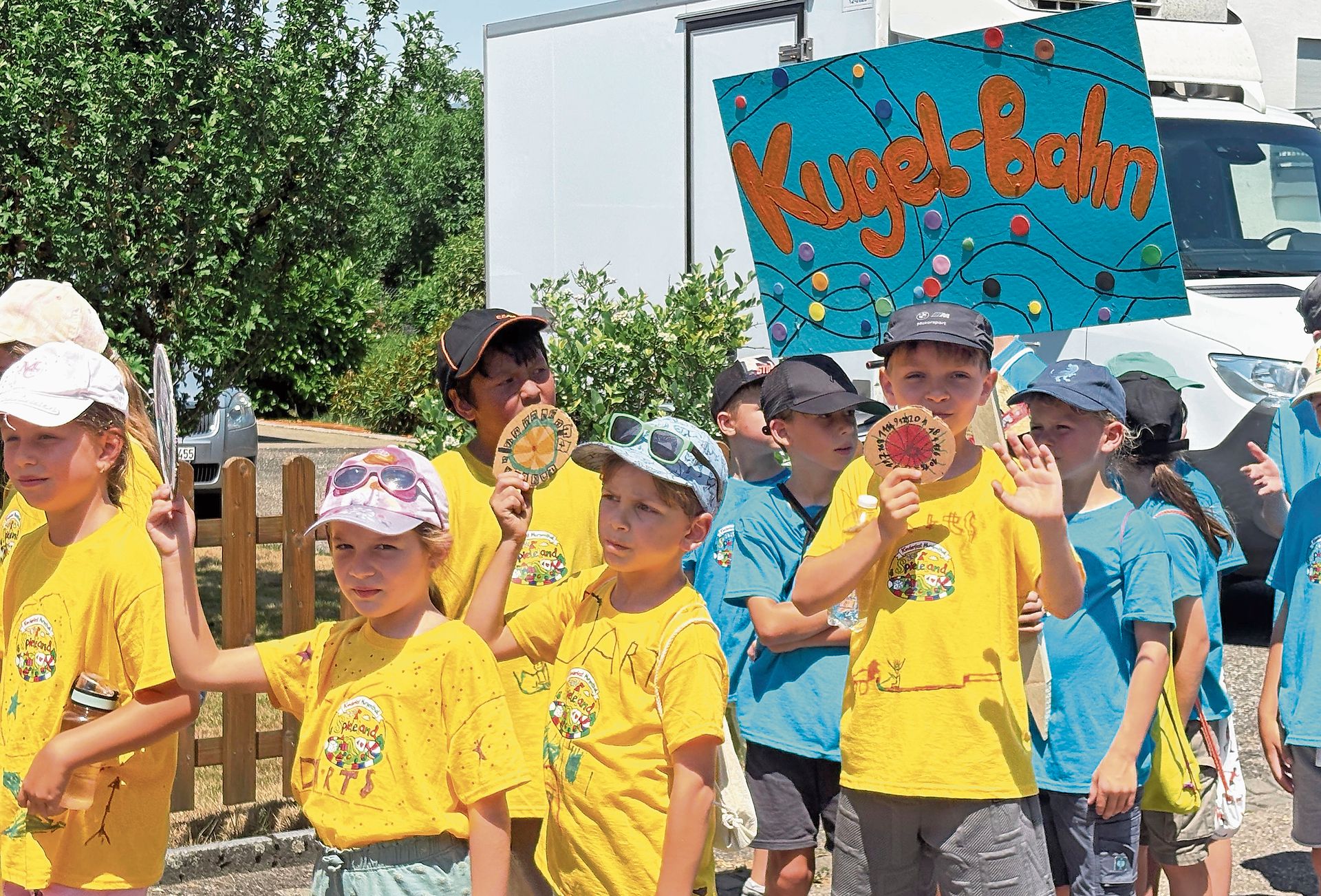 Mit guter Laune marschieren die Kinder Richtung Schule. Mit guter Laune marschieren die Kinder Richtung Schule.