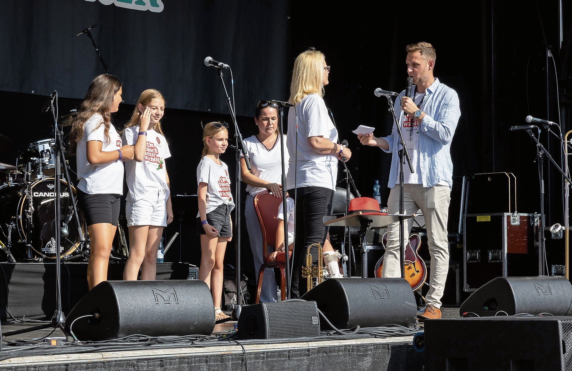 Moderator Moritz Schlanke im Gespräch mit Manuela Stier vom Förderverein für Kinder mit seltenen Krankheiten. Moderator Moritz Schlanke im Gespräch mit Manuela Stier vom Förderverein für Kinder mit seltenen Krankheiten.