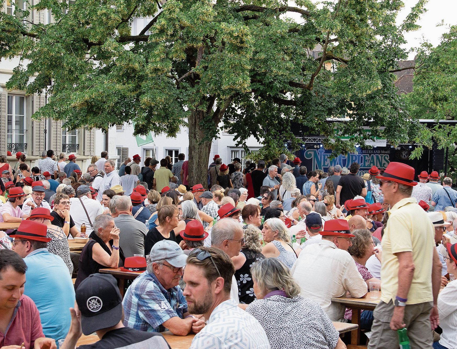 Am frühen Abend war der Alte Postplatz bereits voll besetzt. Am frühen Abend war der Alte Postplatz bereits voll besetzt.