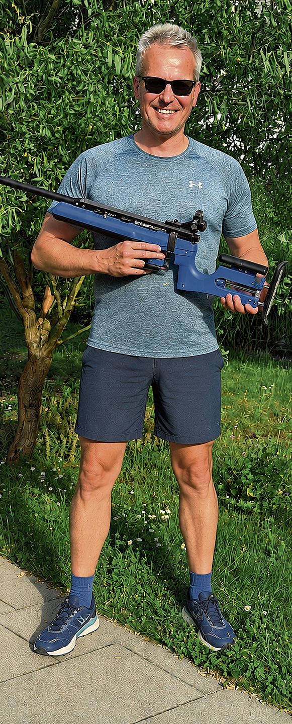 Roger Lussi präsentiert das Lasergewehr, welches am Sommer-Biathlon zum Einsatz kommt. Roger Lussi präsentiert das Lasergewehr, welches am Sommer-Biathlon zum Einsatz kommt.