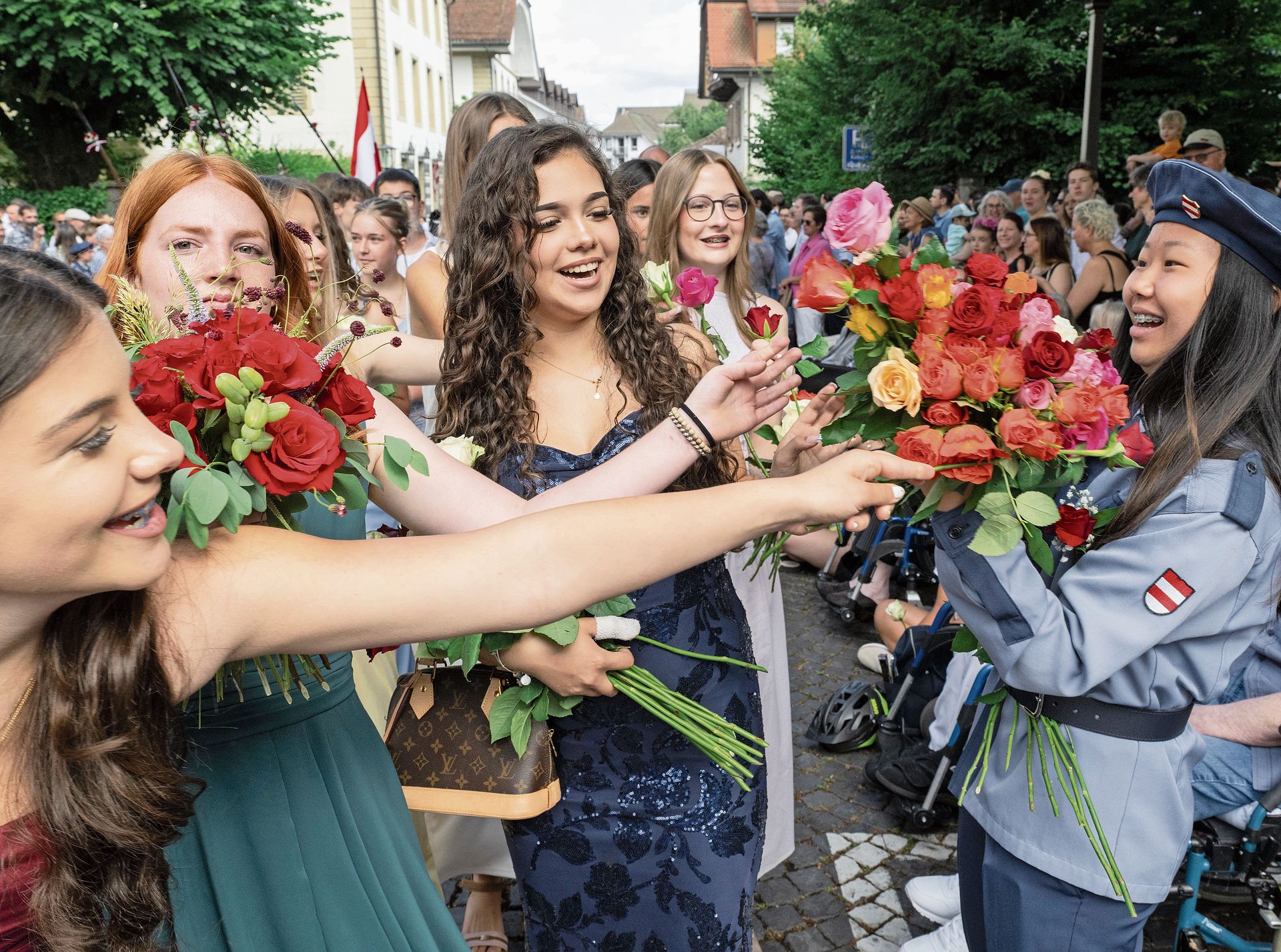 Welcher Kadett – oder eben Kadettin – erhält die meisten Rosen?Bild: ALEX SPICHALE Welcher Kadett – oder eben Kadettin – erhält die meisten Rosen?Bild: ALEX SPICHALE
