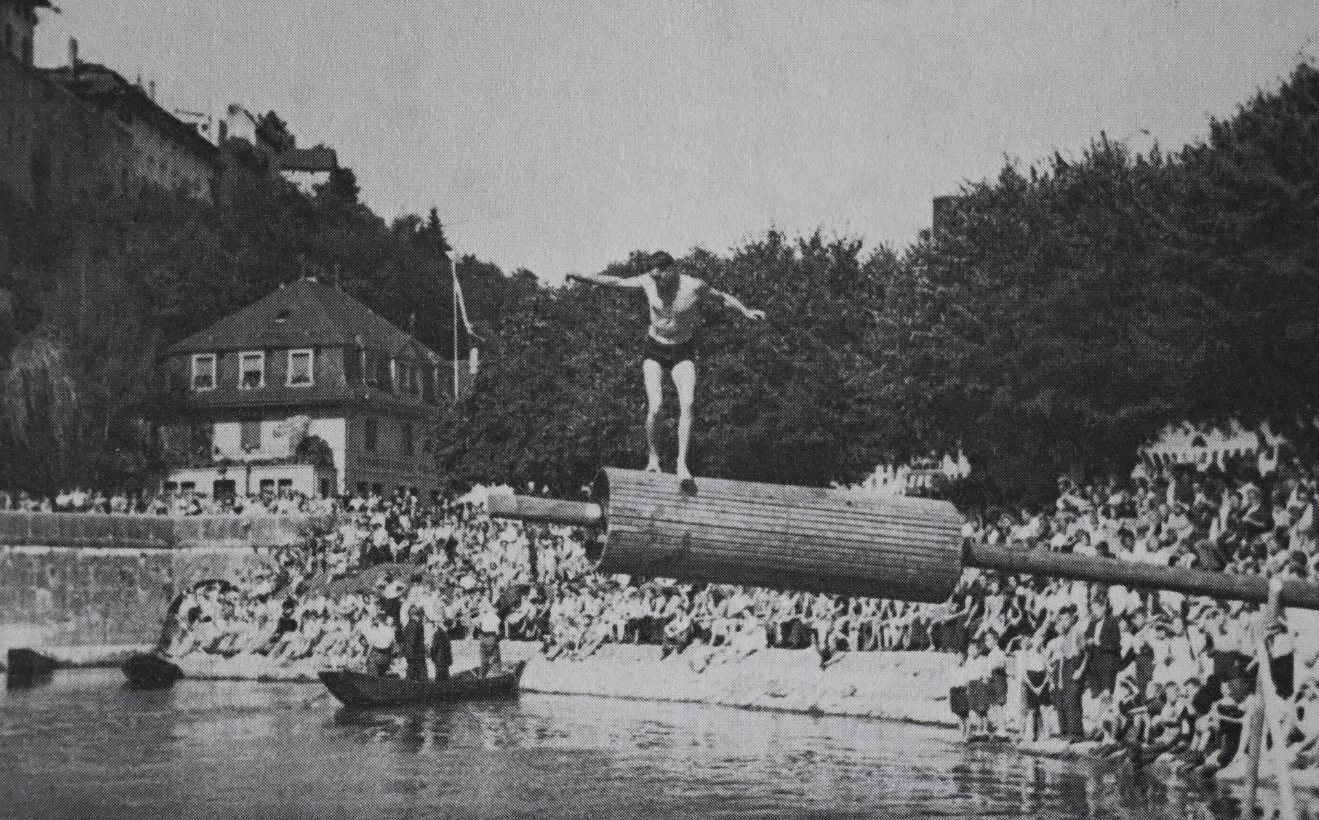 Möglichst lange oben bleiben: Die berühmte Rolle war eine der grossen Attraktionen der Nautischen Spiele.