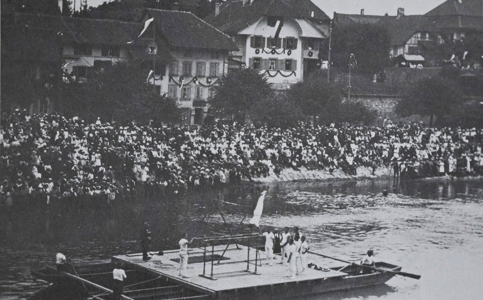 Turnervorführung auf der Aare am Eidgenössischen Wettfahren 1921 in Aarburg. Bilder: zvg