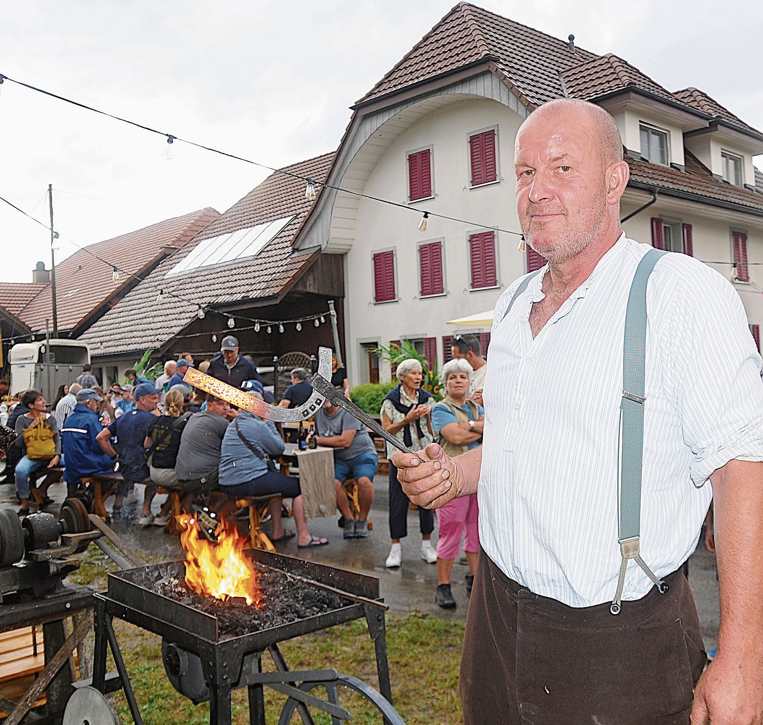 Das Eisen schmieden, so lange es heiss ist: Paul Imbach zeigte den glühenden «Rohling».