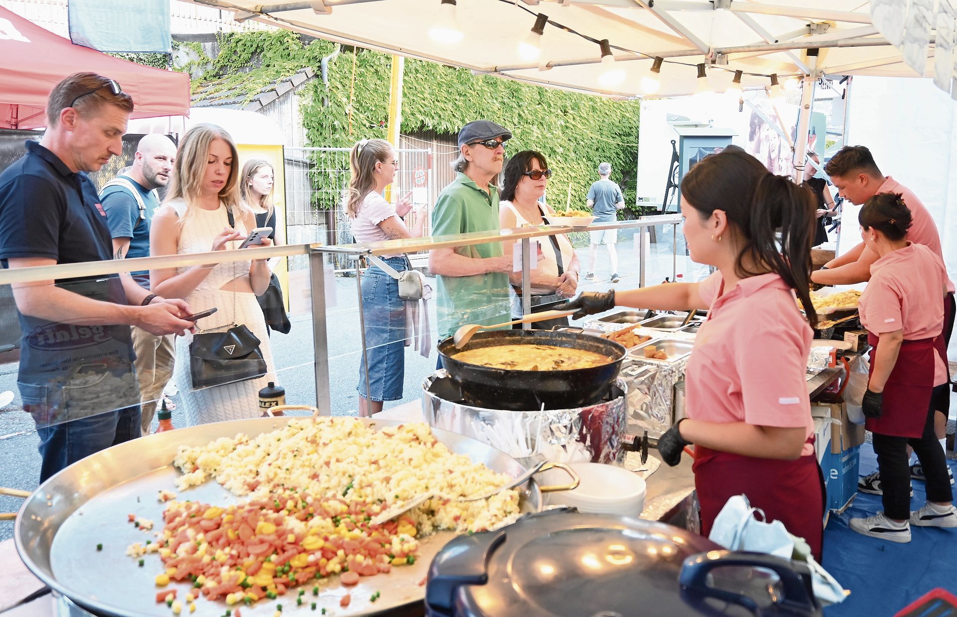 Kurz nach Festbeginn war der Andrang an den Foodständen noch nicht so gross. Kurz nach Festbeginn war der Andrang an den Foodständen noch nicht so gross.