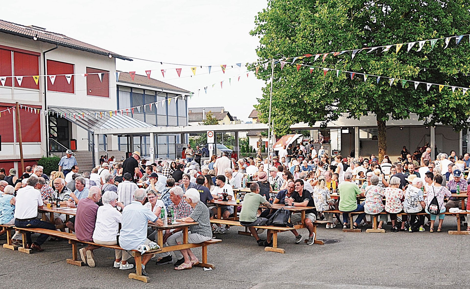 Mehr als 200 Personen nahmen an der 1. August-Feier teil.Bilder: Beat Wyttenbach