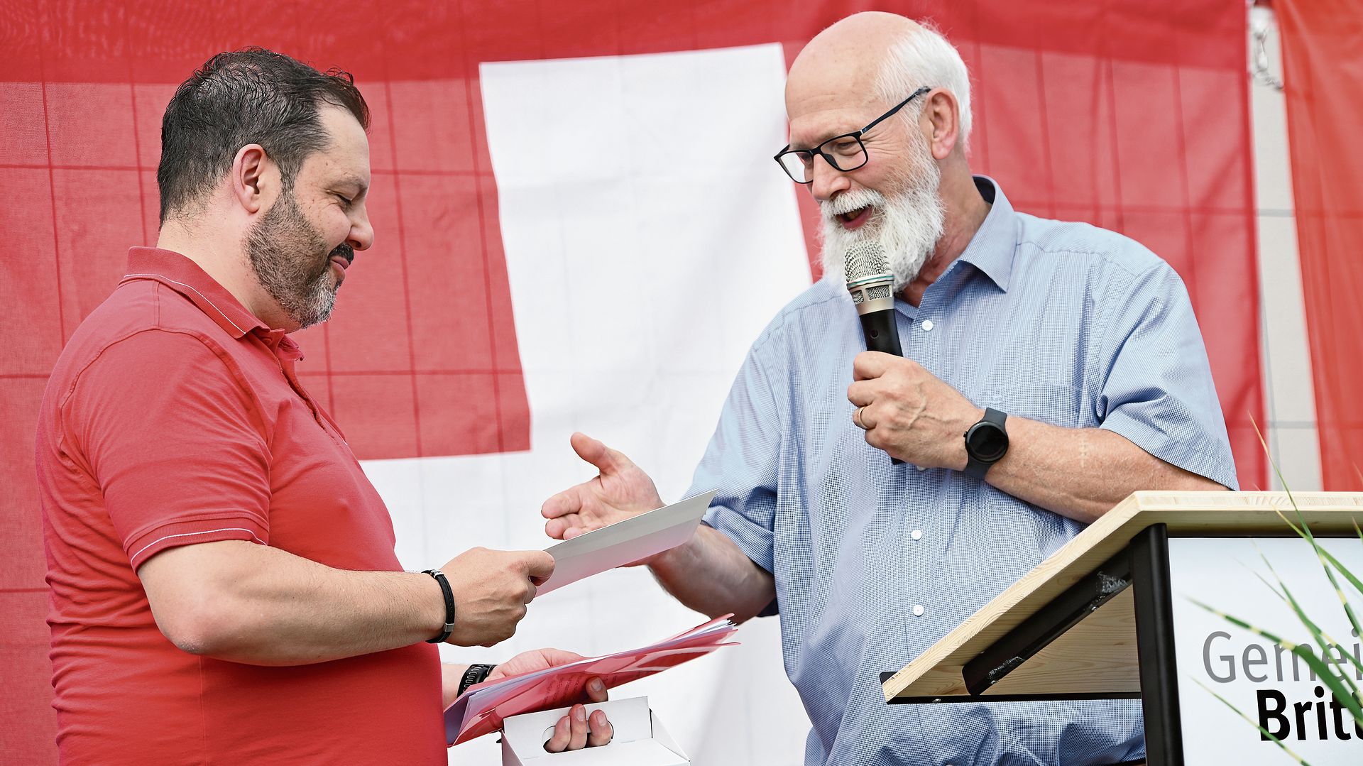 Luigi Mangieri (Kommandant der Stützpunktfeuerwehr Zofingen, links) und Gemeindepräsident Kurt Iseli sprachen zur Brittnauer Bevölkerung.Bilder: Manuel Arnold Luigi Mangieri (Kommandant der Stützpunktfeuerwehr Zofingen, links) und Gemeindepräsident Kurt Iseli sprachen zur Brittnauer Bevölkerung.Bilder: Manuel Arnold