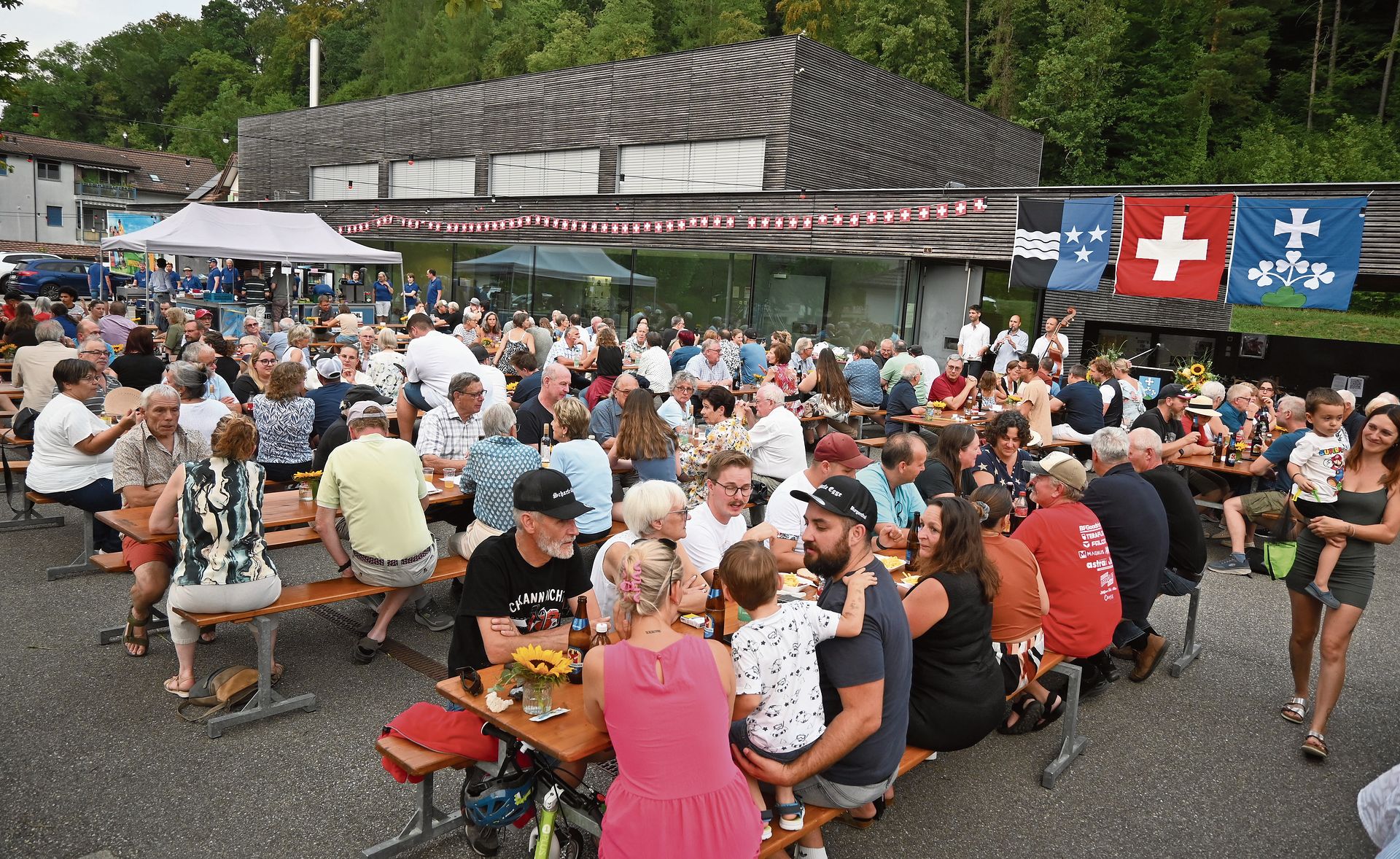 Die Sitzbänke an der Murgenthaler Bundesfeier waren sehr gut besetzt.Bilder: Thomas Fürst Die Sitzbänke an der Murgenthaler Bundesfeier waren sehr gut besetzt.Bilder: Thomas Fürst