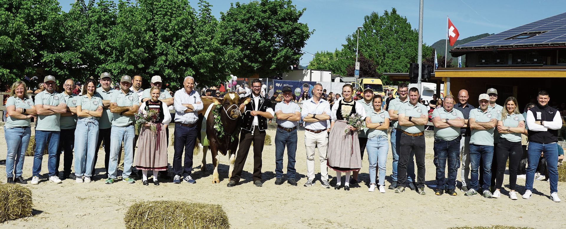 Munitaufe an der MEGATHal26: Züchter Beat Lisser mit Muni «Soschi», umrahmt vom Muni-Sponsor, den Inhaber der Firma J. Roth AG aus Mümliswil, zwei Ehrendamen, dem Organisationskomitee und Spitzenschwinger und Muni-Götti Alpiger Nick (rechts aus Munitaufe an der MEGATHal26: Züchter Beat Lisser mit Muni «Soschi», umrahmt vom Muni-Sponsor, den Inhaber der Firma J. Roth AG aus Mümliswil, zwei Ehrendamen, dem Organisationskomitee und Spitzenschwinger und Muni-Götti Alpiger Nick (rechts aussen).Bild: Atelier RST