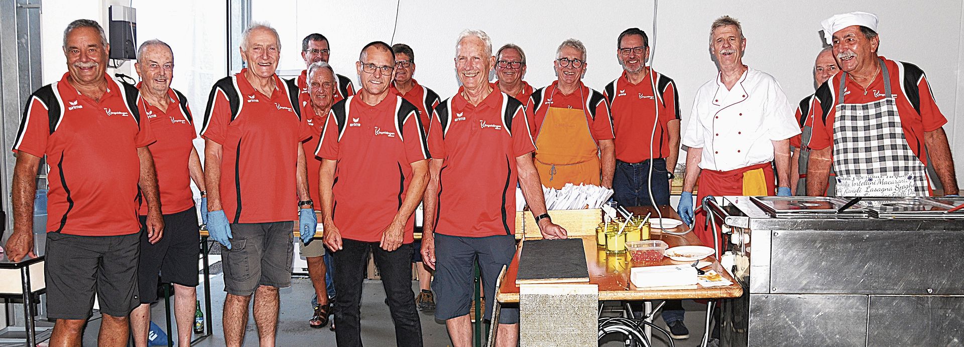 In der Spaghetti-Küche ist die Crew der Männerriege in bester Laune.Bilder: Beat Wyttenbach In der Spaghetti-Küche ist die Crew der Männerriege in bester Laune.Bilder: Beat Wyttenbach