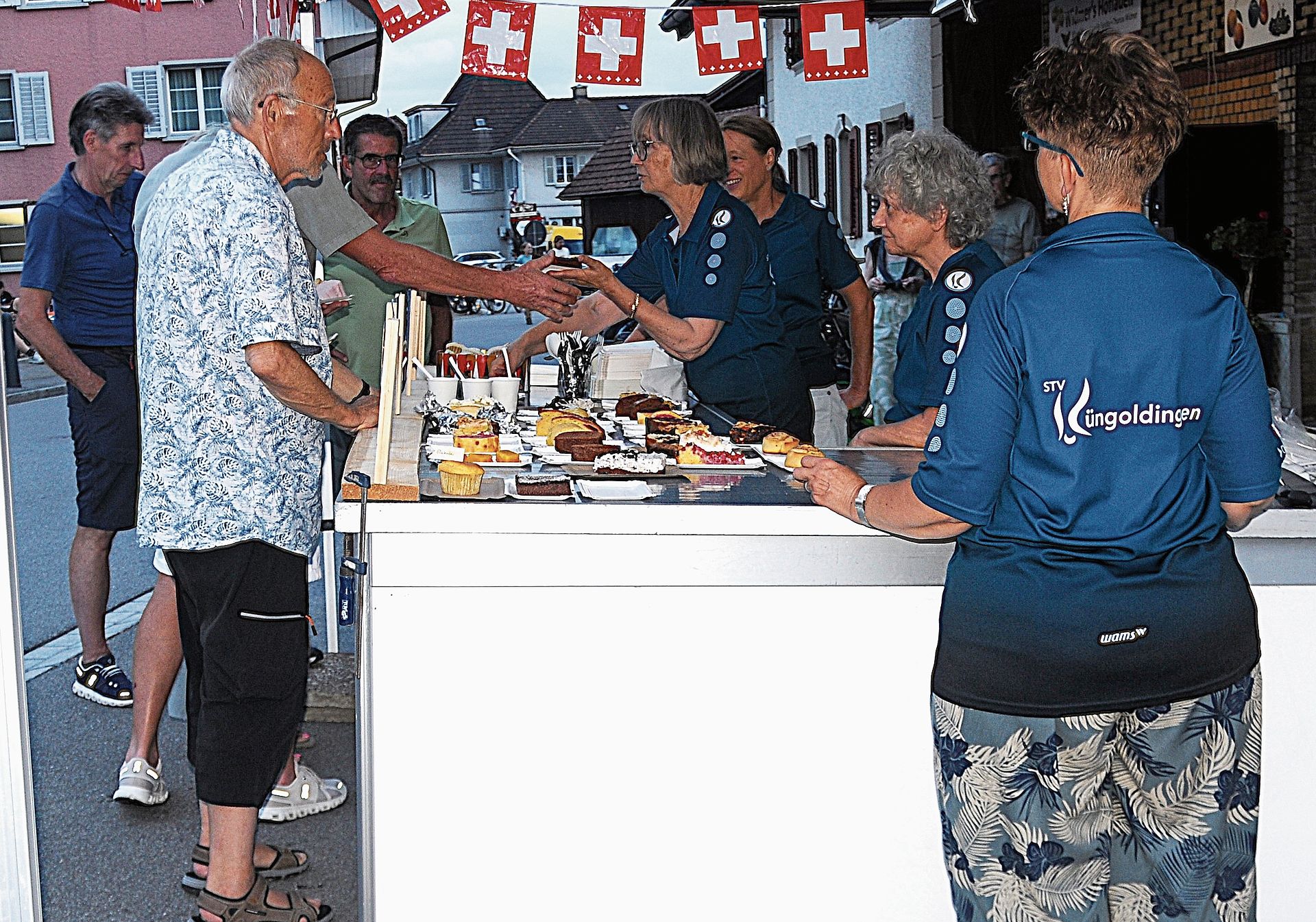 Die Frauenriege verkauft selbstgebackene Kuchen. Die Frauenriege verkauft selbstgebackene Kuchen.