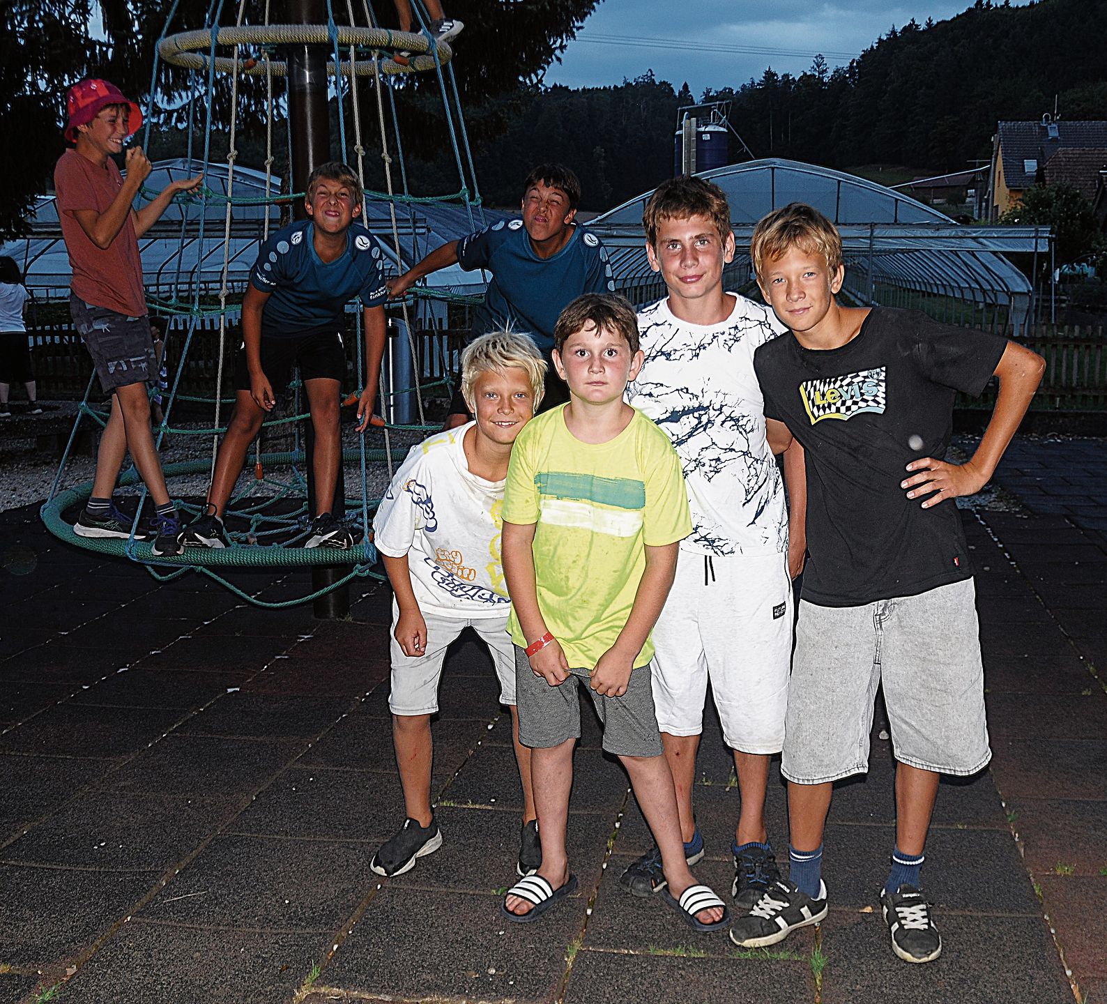 Diese Jungs wollen ein aktuelles Erinnerungsfoto. Diese Jungs wollen ein aktuelles Erinnerungsfoto.