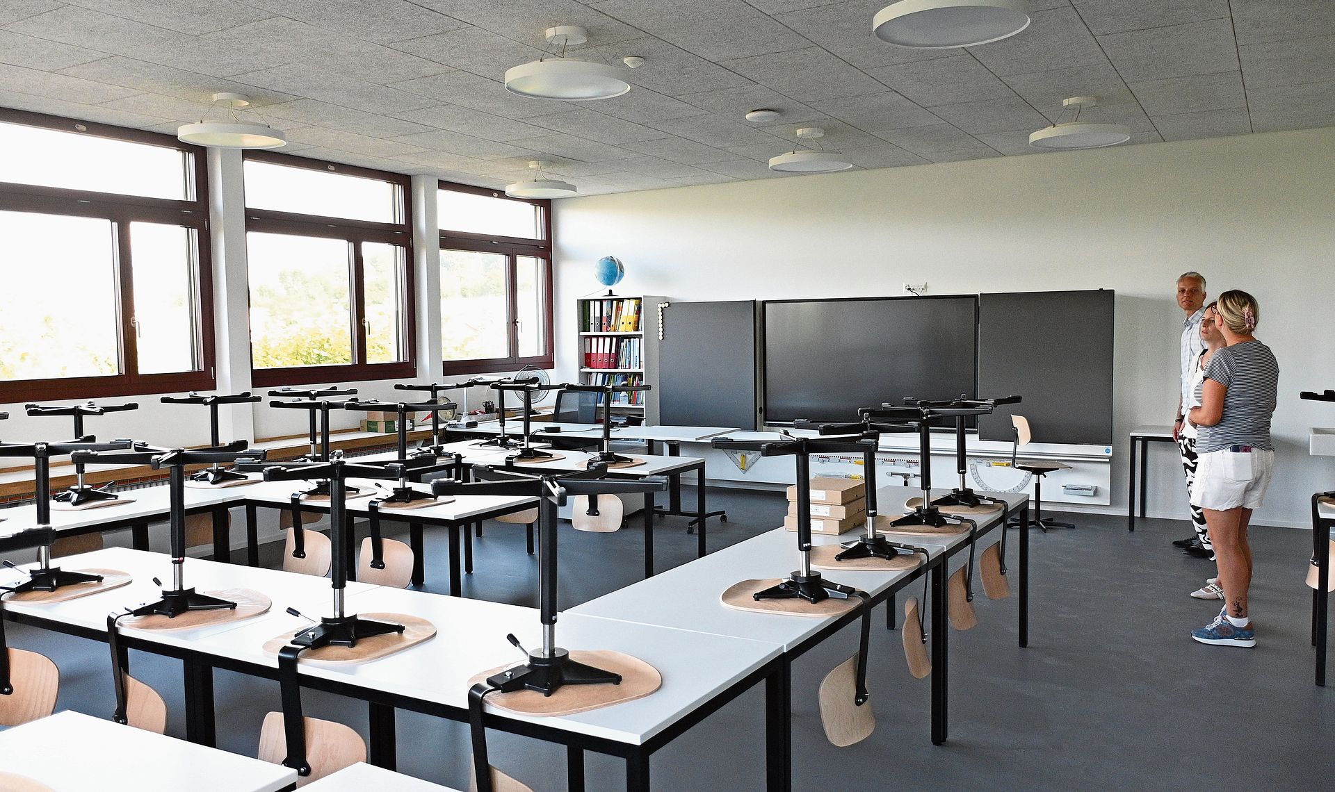 Moderne Schulräume warten auf die wissbegierigen Kinder. Moderne Schulräume warten auf die wissbegierigen Kinder.