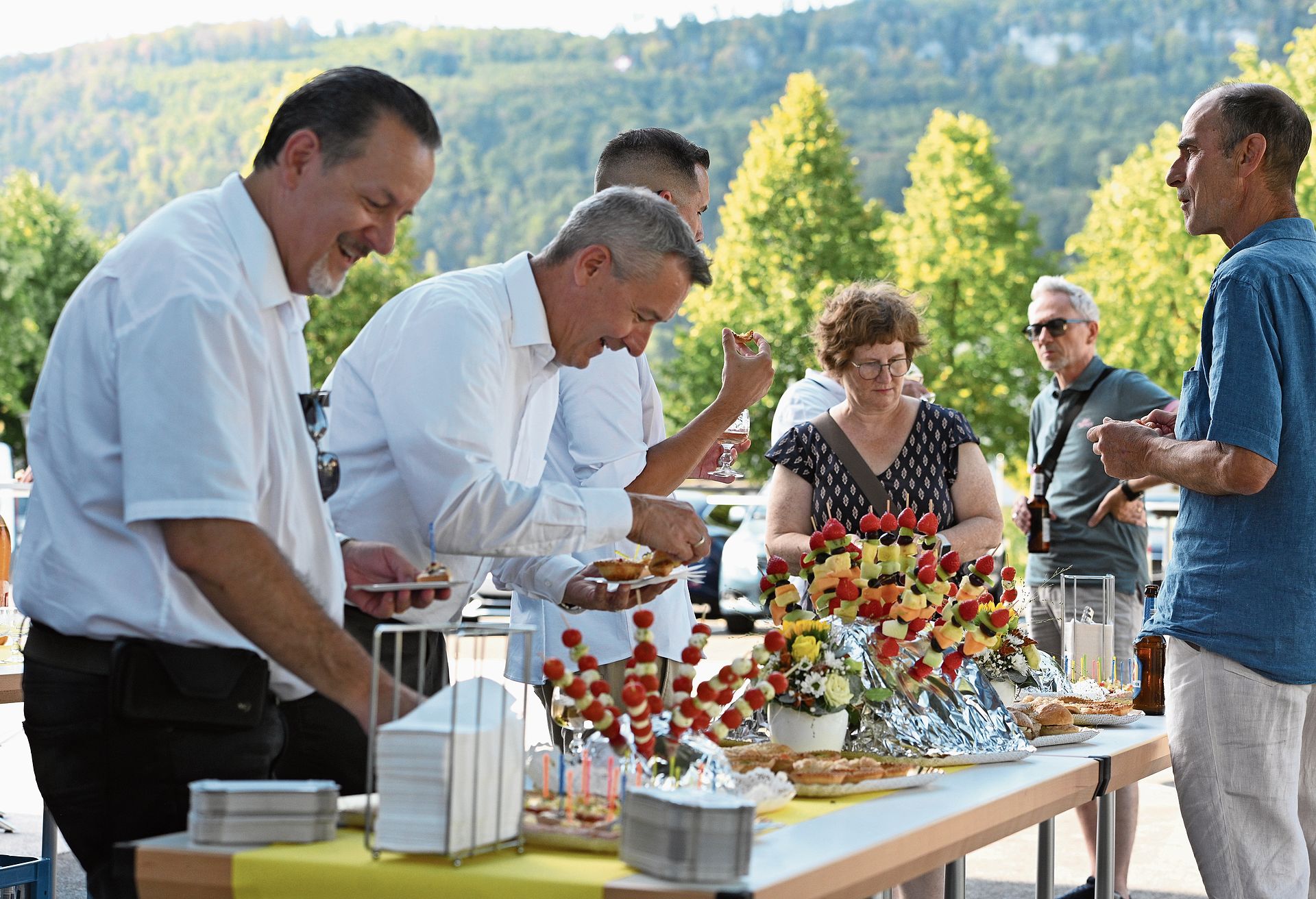 Beim Apéro stiessen die Beteiligten auf den erfolgreichen Abschluss der Bauarbeiten an. Beim Apéro stiessen die Beteiligten auf den erfolgreichen Abschluss der Bauarbeiten an.