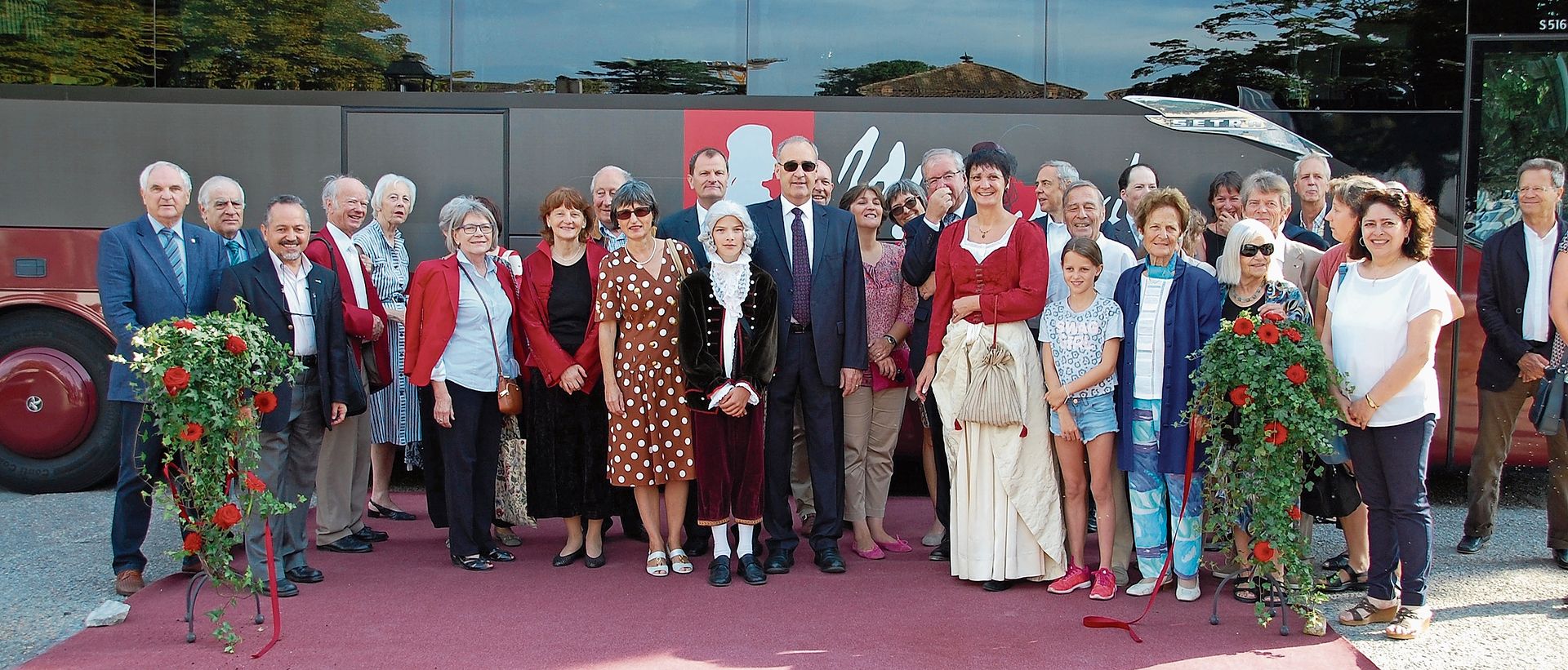 Bundesrat Guy Parmelin (mit dunkler Sonnenbrille) anlässlich der Mozartwegjubiläumsfeier 2016 in Coppet.Bild: zvg