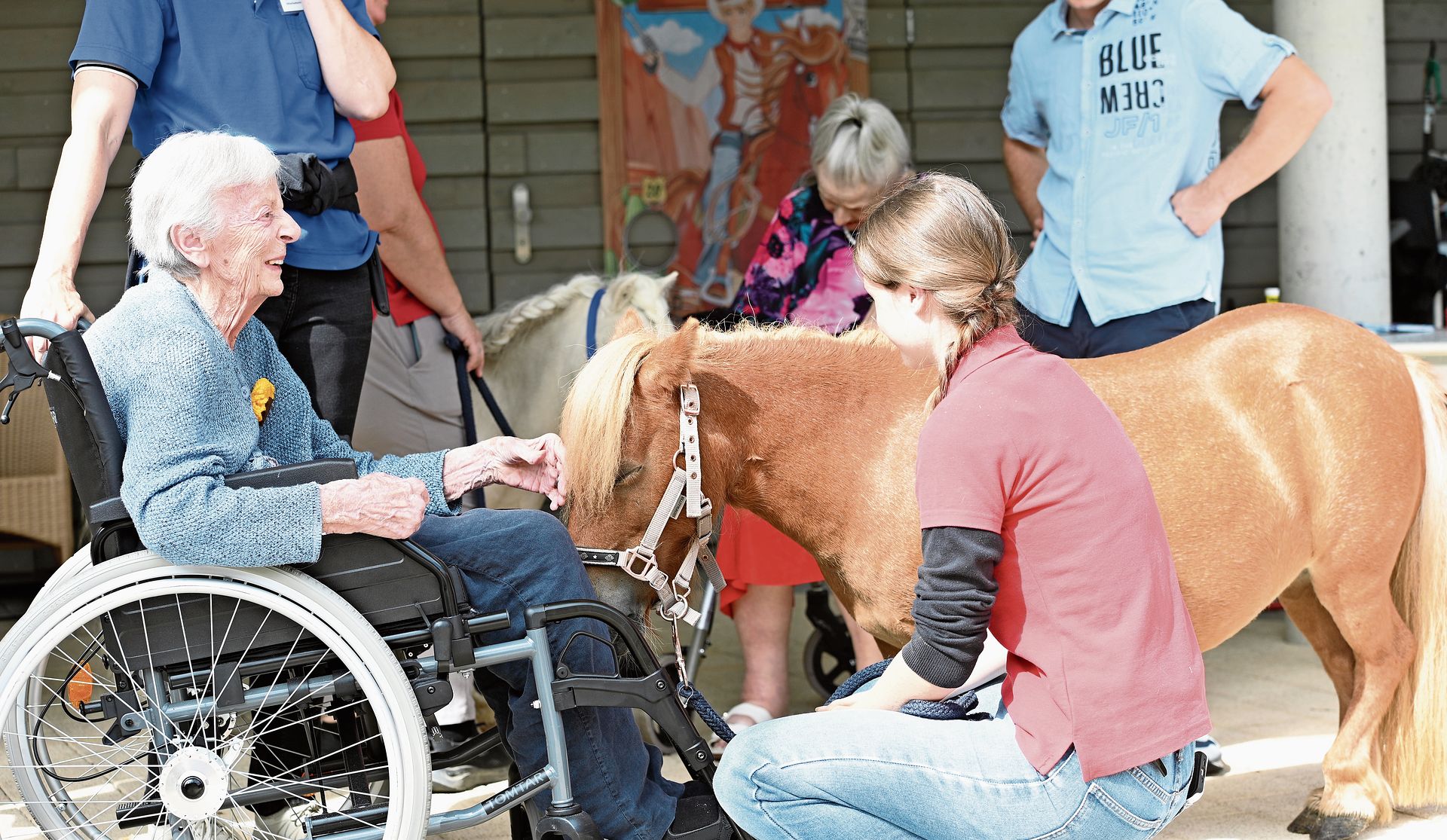 Das Ponystreicheln erfreute die Besucher jedes Alters.Bilder: Manuel Arnold Das Ponystreicheln erfreute die Besucher jedes Alters.Bilder: Manuel Arnold