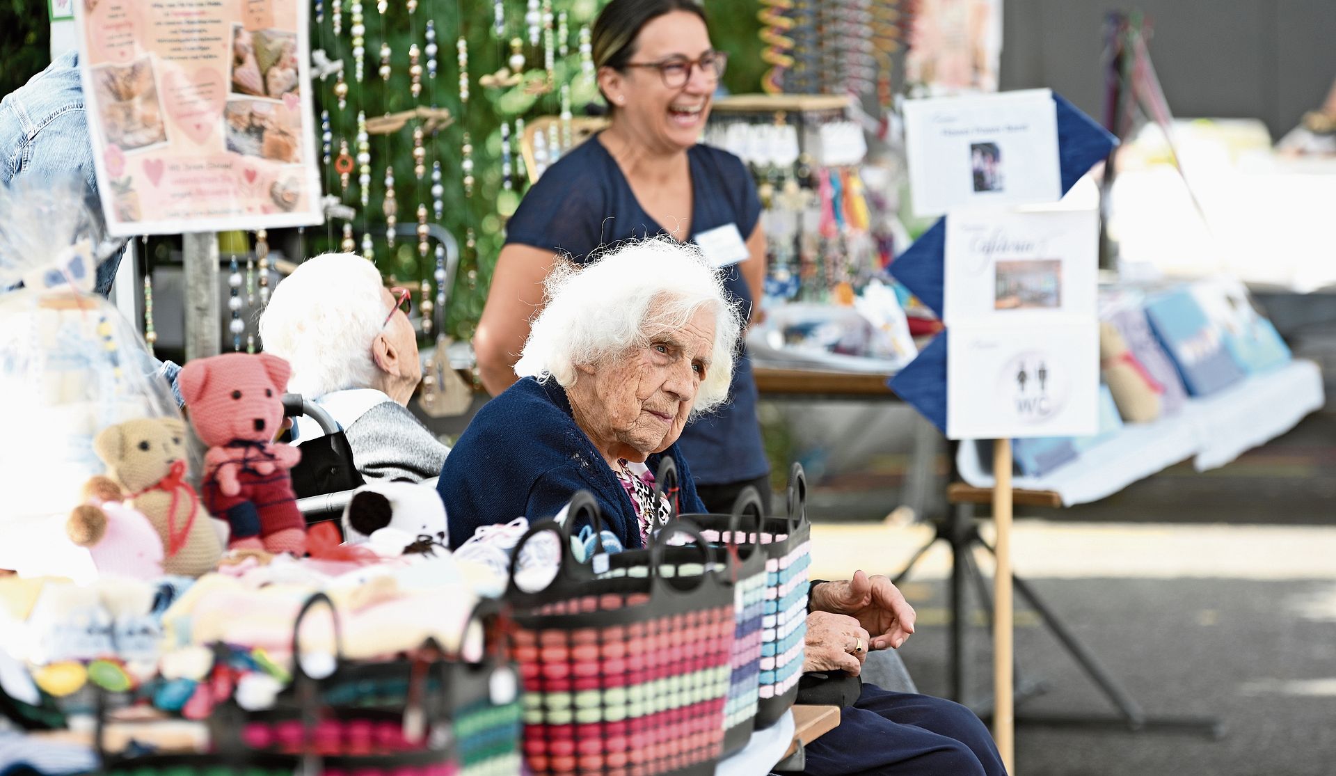 Liebevoll hergestellte Handarbeiten füllten die Marktstände. Liebevoll hergestellte Handarbeiten füllten die Marktstände.