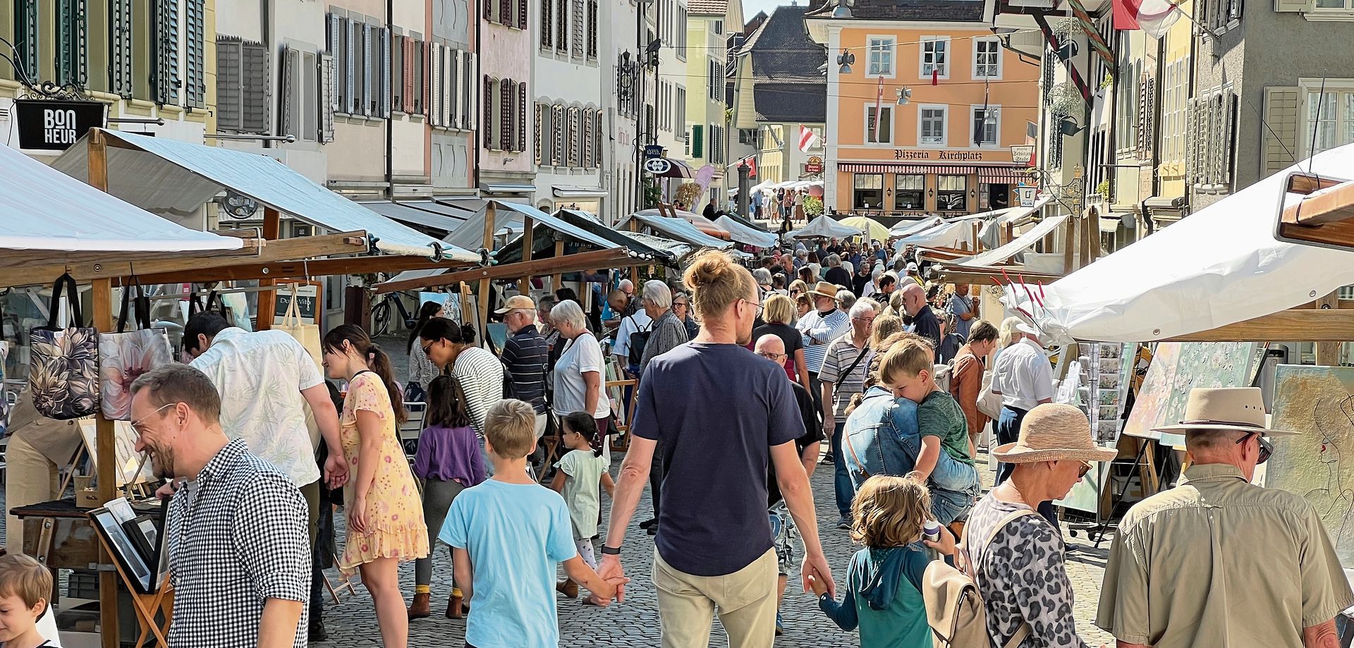 Publikumsrenner: viele Besucher in der vorderen Hauptgasse. Publikumsrenner: viele Besucher in der vorderen Hauptgasse.