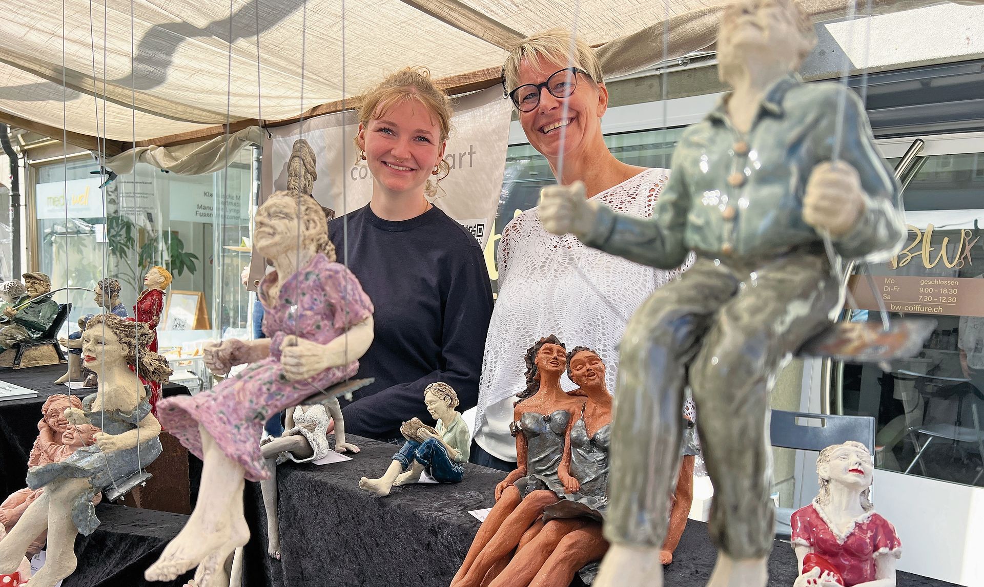 Die Künstlerin Conny Lüthi war krank, also hüteten ihre Tochter Michelle (links) und Marianne Gutknecht den Stand. Die Künstlerin Conny Lüthi war krank, also hüteten ihre Tochter Michelle (links) und Marianne Gutknecht den Stand.