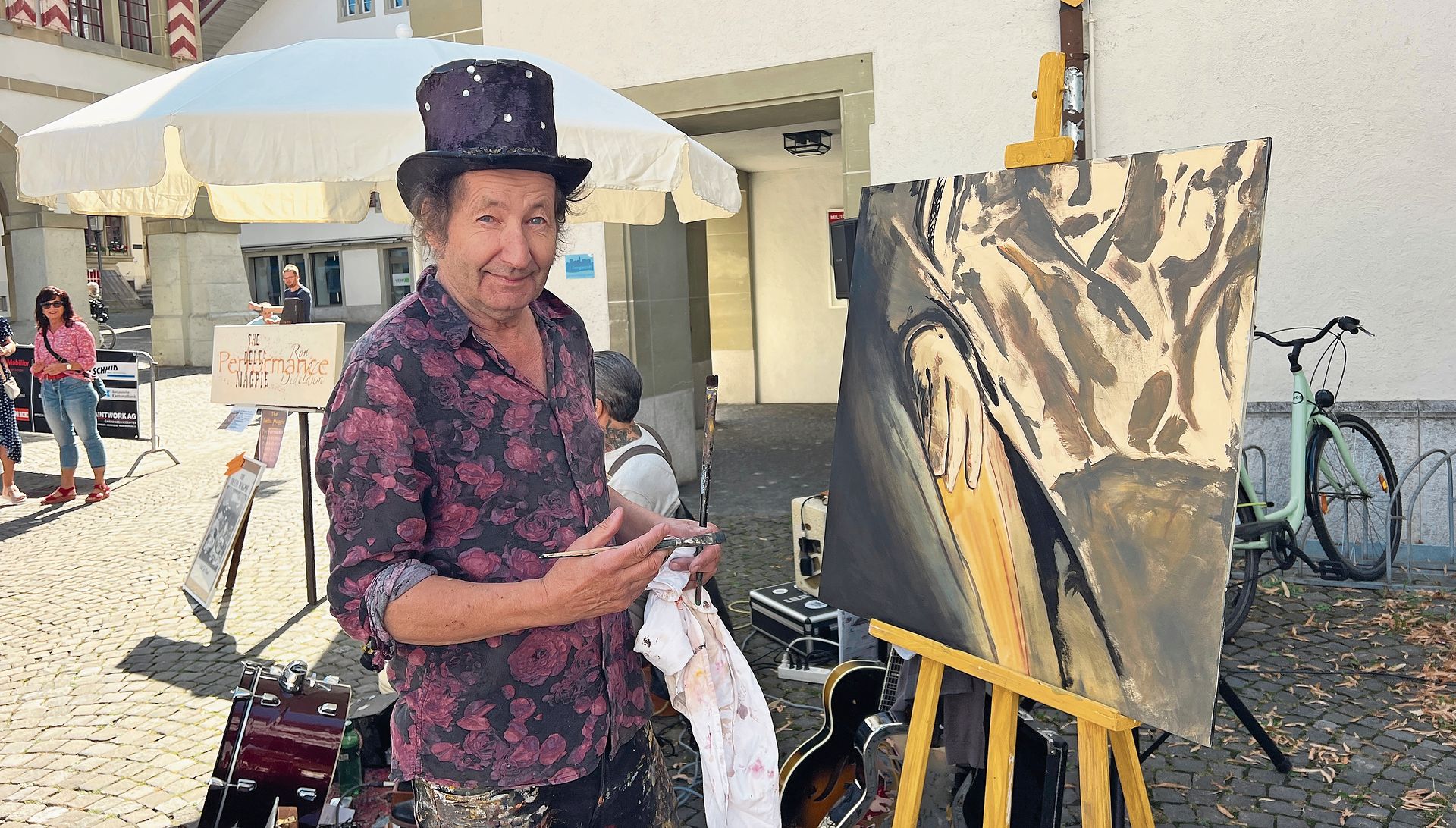 Multikünstler Ron Dideldum war am Kunstmarkt in seinem Element. Multikünstler Ron Dideldum war am Kunstmarkt in seinem Element.
