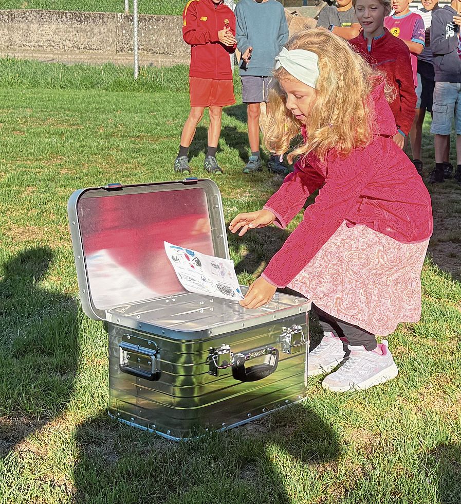 Die Kinder legten ihre selbstgemalten Bilder in die Zeitkapsel.