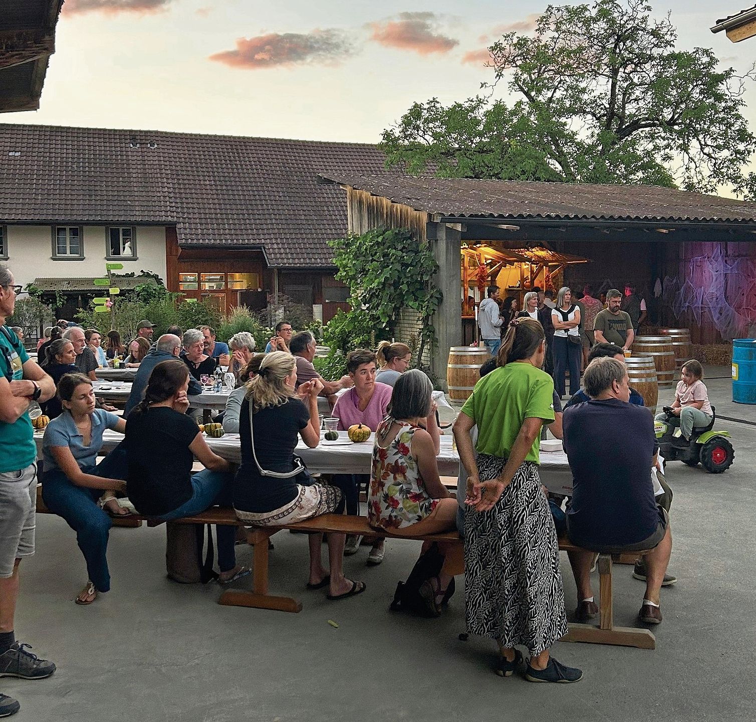 Geselliges Beisammensein auf dem Hof von Markus und Barbara Schütz
